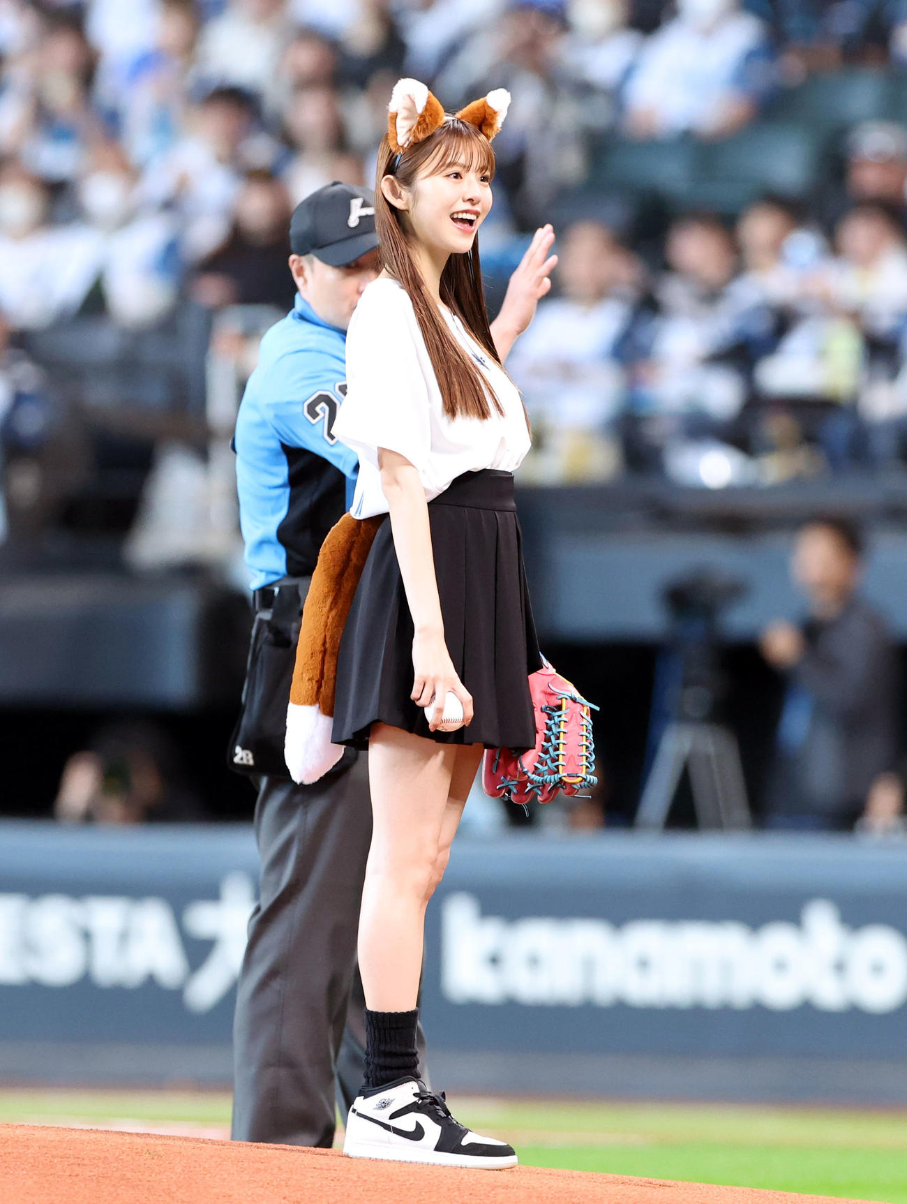 日本ハム対DeNA　試合前、始球式を務める鈴木ゆうか（撮影・佐藤翔太）