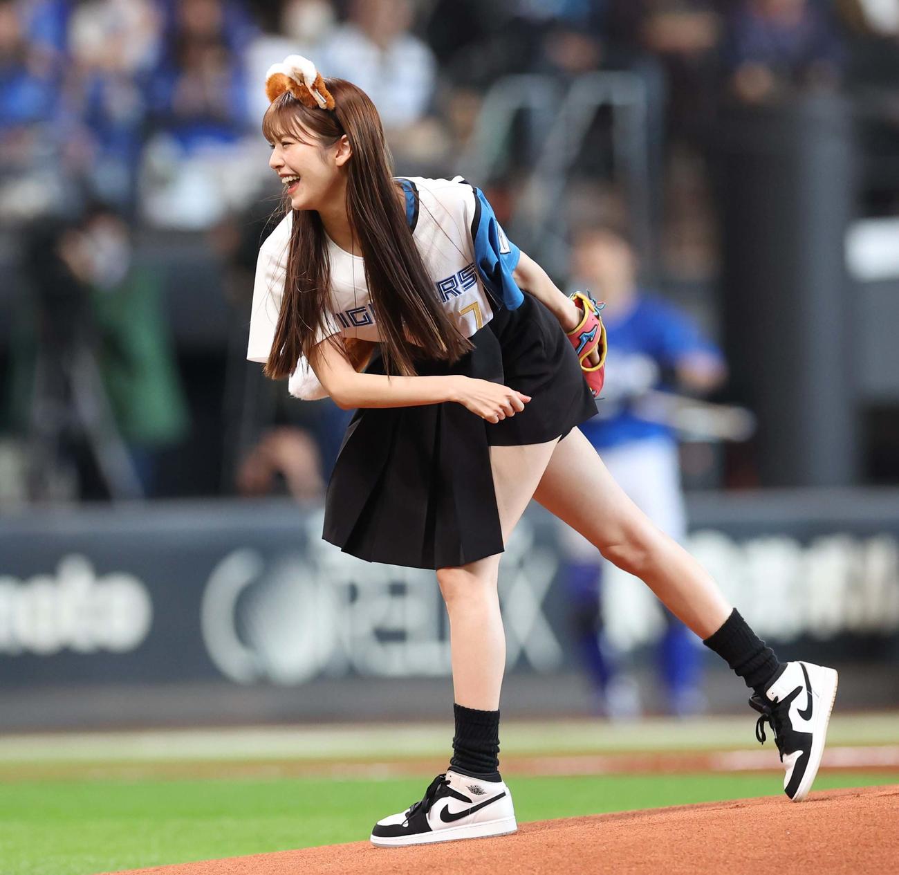 日本ハム対DeNA　始球式を務めた鈴木ゆうか（撮影・黒川智章）