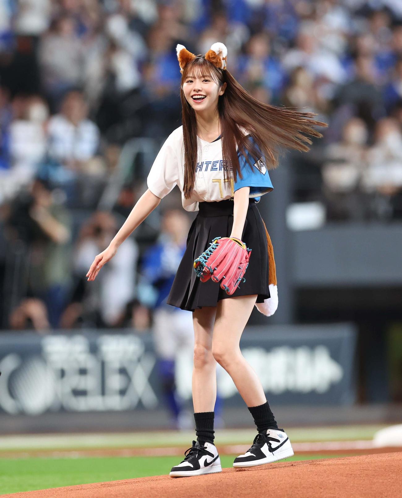 日本ハム対DeNA　始球式を務めた鈴木ゆうか（撮影・黒川智章）