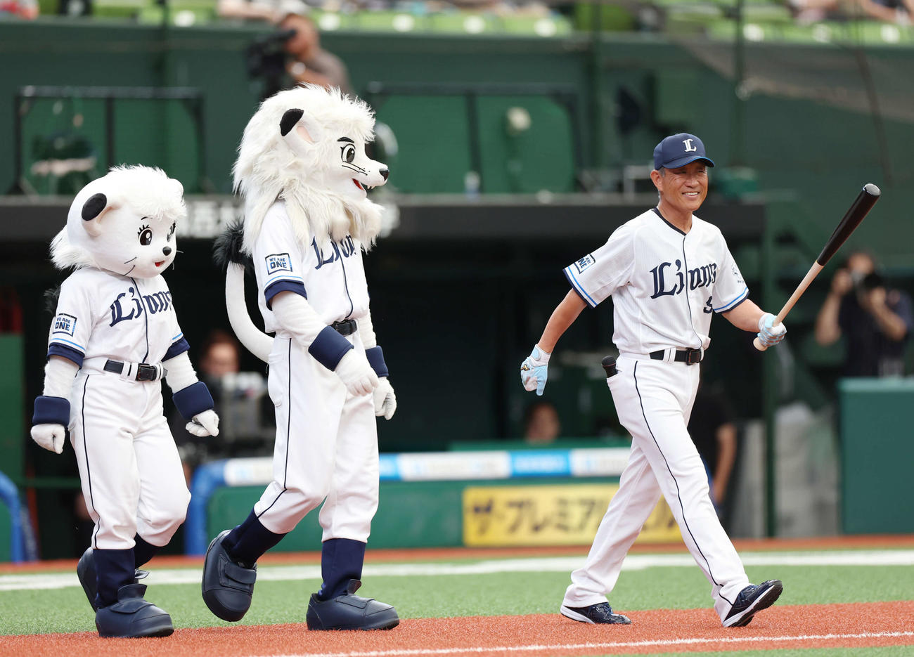 西武対巨人　開始前、一打席対決に臨む辻氏（撮影・河田真司）