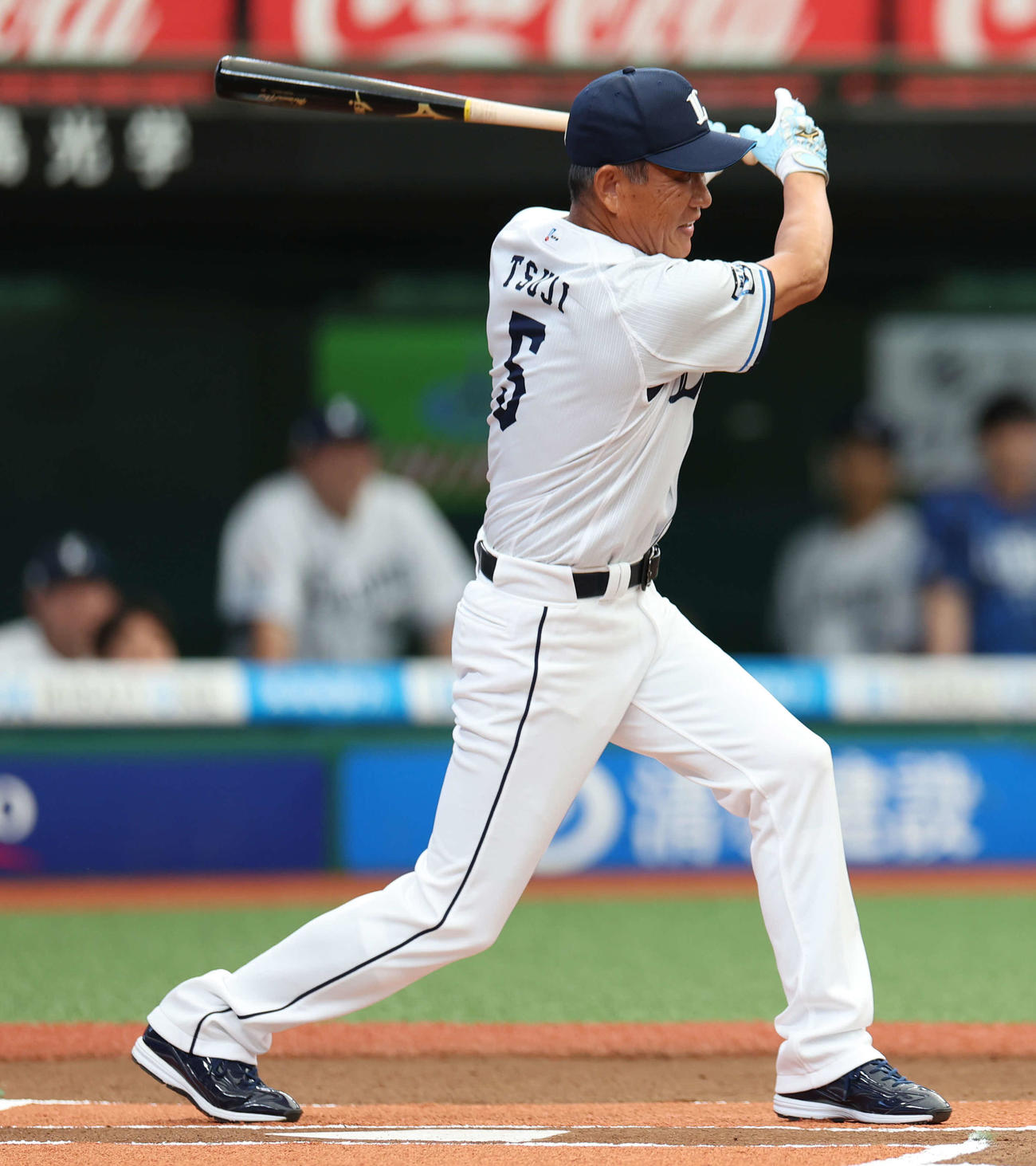 西武対巨人　開始前、一打席対決で遊ゴロを放つ辻氏（撮影・河田真司）