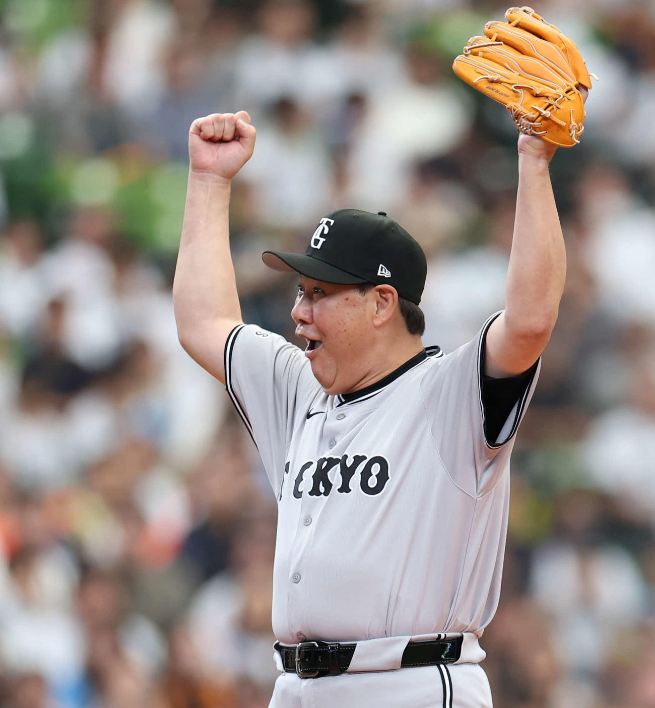 西武対巨人　開始前、一打席対決で辻氏を遊ゴロに仕留める斎藤氏（撮影・河田真司）