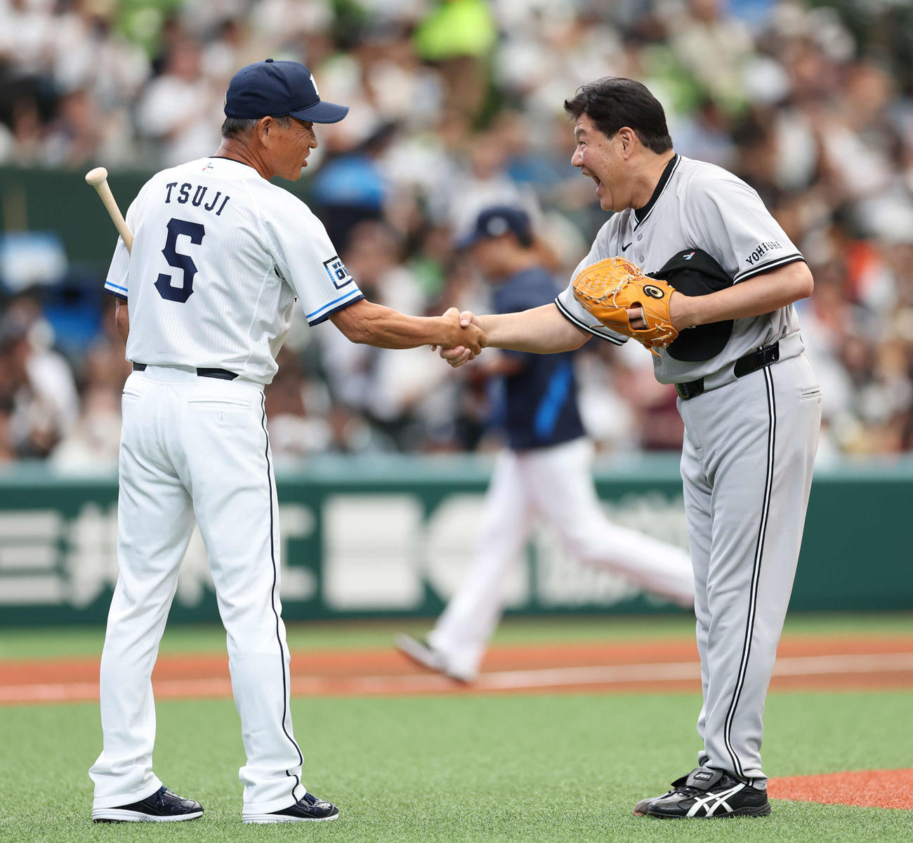西武対巨人　開始前、一打席対決を終え握手を交わす辻氏（左）と斎藤氏（撮影・河田真司）