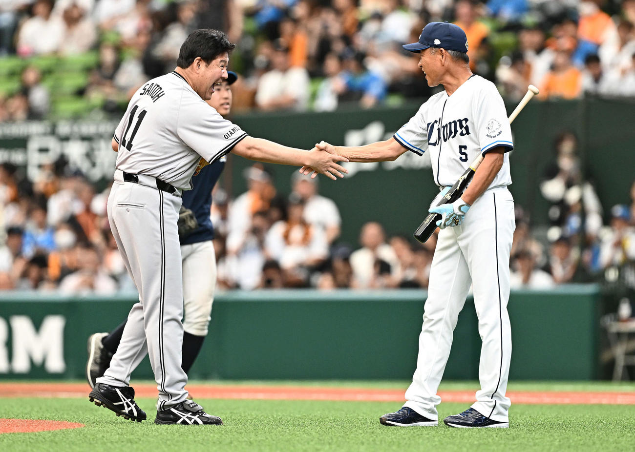 西武対巨人　1打席対決を終え握手する斎藤氏（左）と辻氏（撮影・滝沢徹郎）