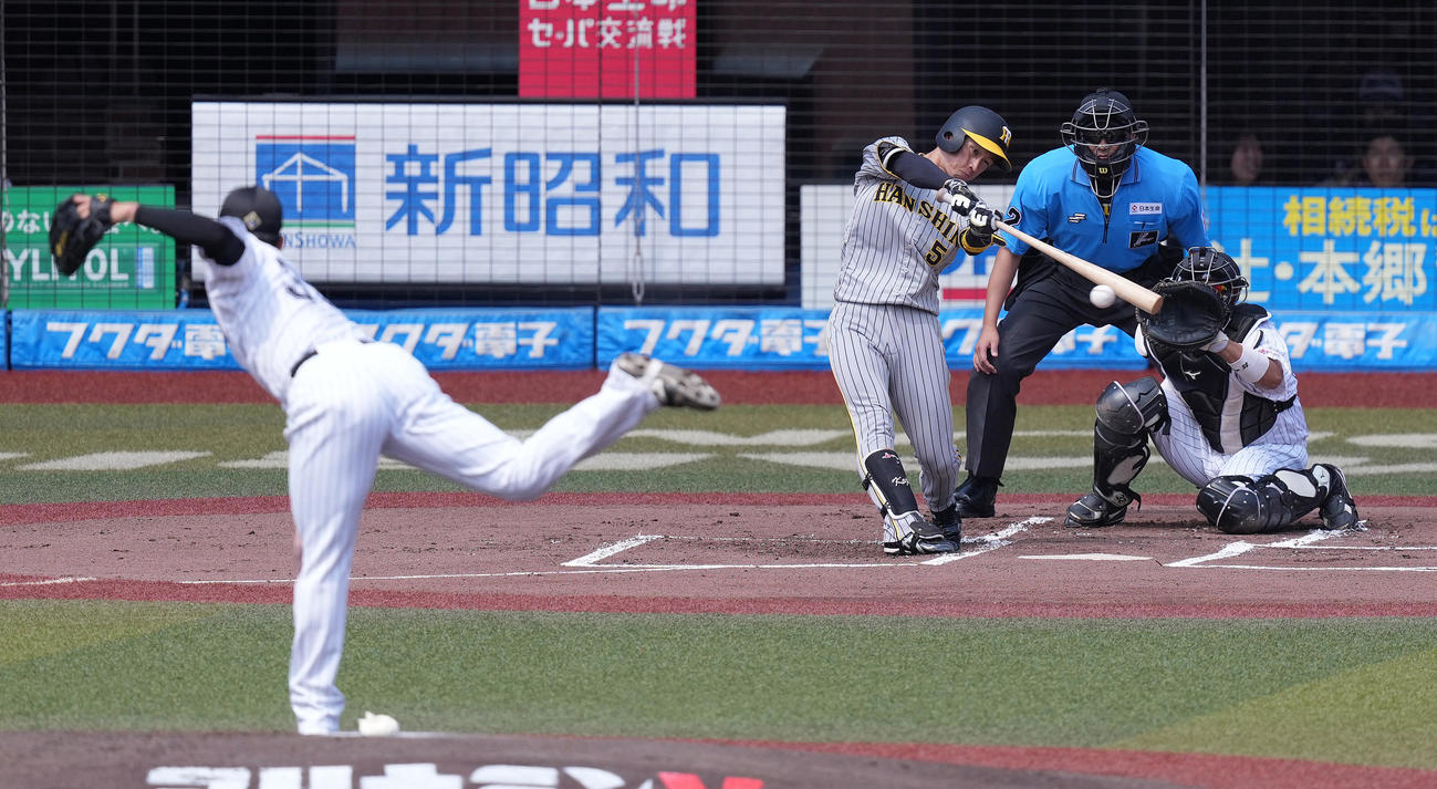 ロッテ対阪神　1回表阪神2死一塁、右前打を放つ近本。投手田中晴（撮影・鈴木みどり）