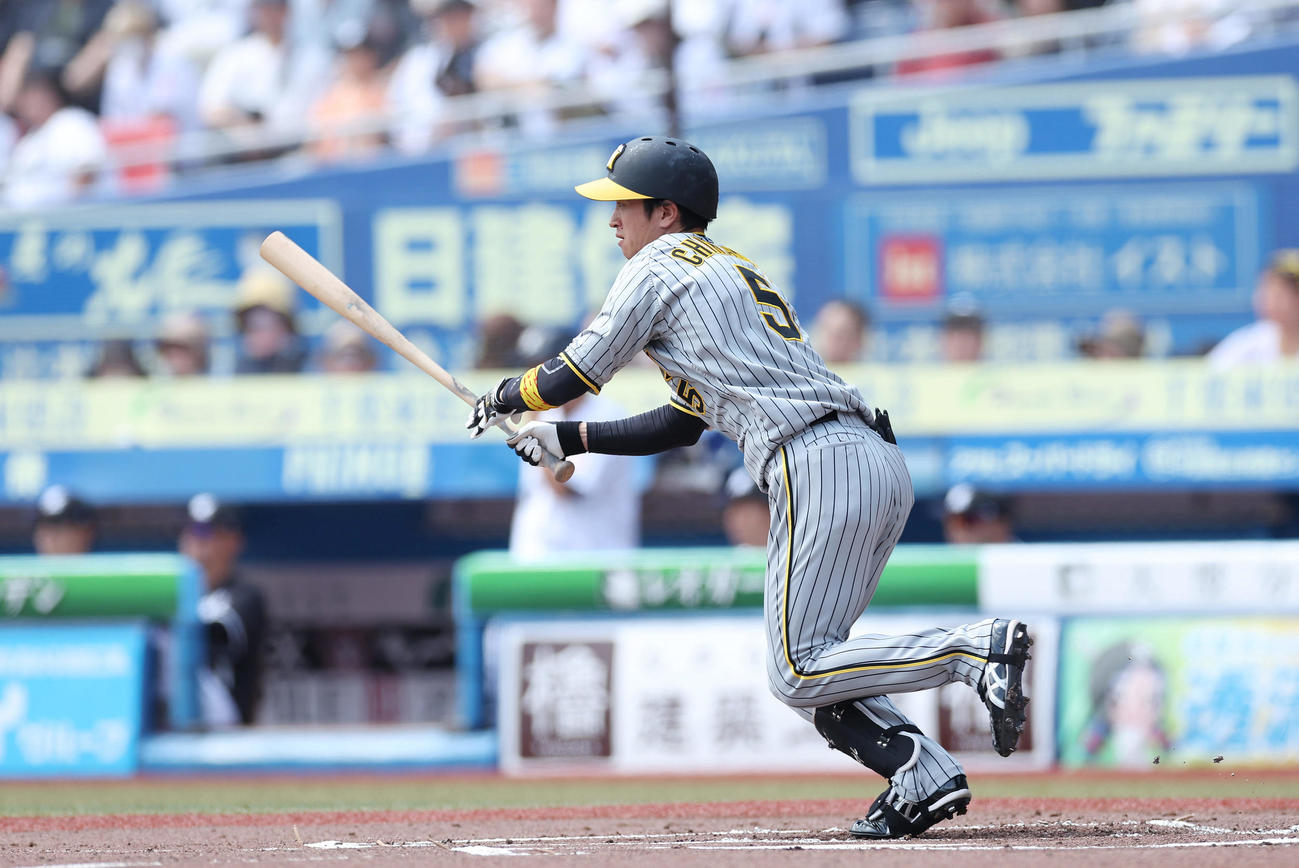 ロッテ対阪神　1回表阪神2死一塁、右前打を放つ近本（撮影・前田充）