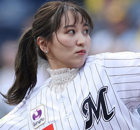 ロッテ対阪神　ファーストピッチセレモニーを務める袴田彩会（撮影・前田充）