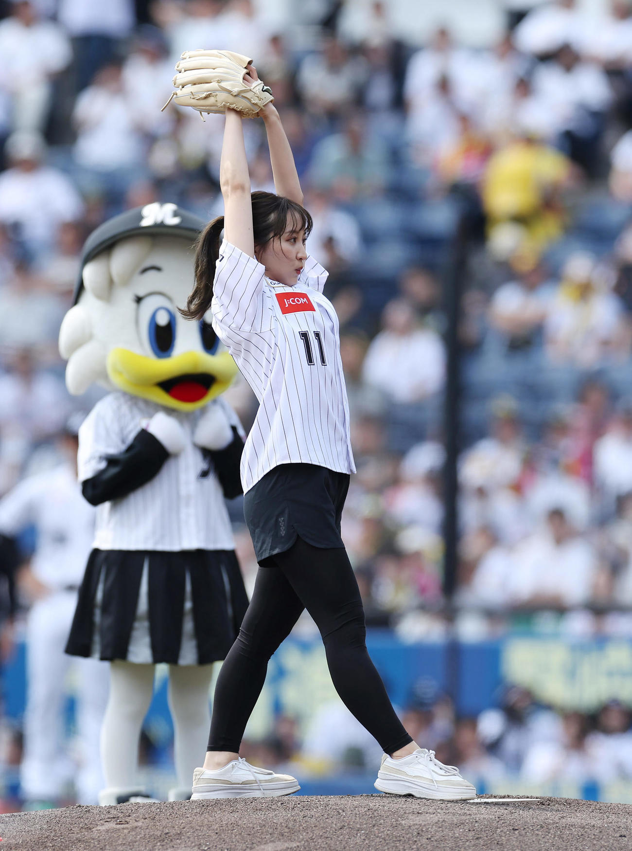ロッテ対阪神　ファーストピッチセレモニーを務める袴田彩会（撮影・前田充）