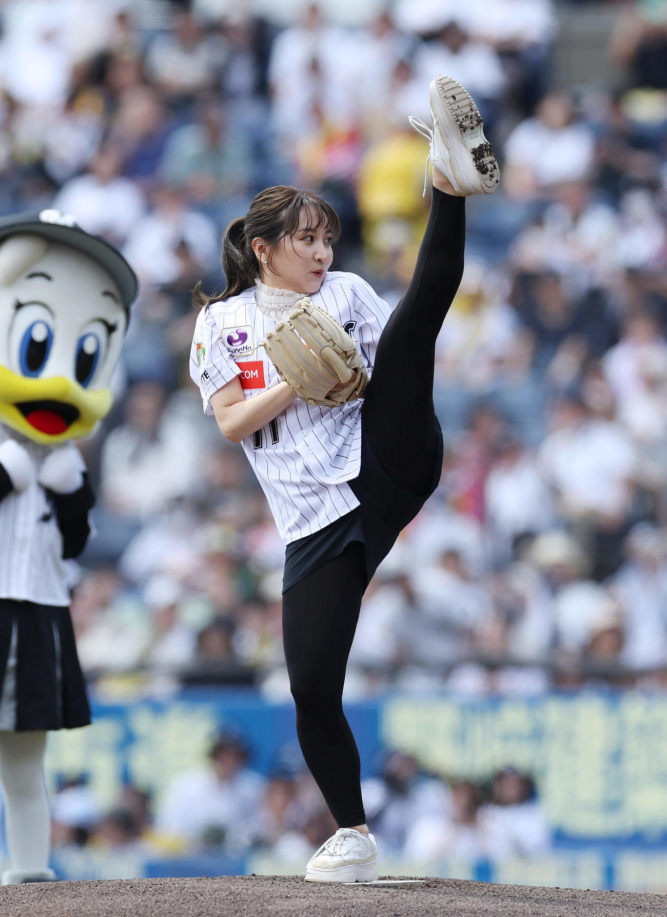 ロッテ対阪神　ファーストピッチセレモニーを務める袴田彩会（撮影・前田充）