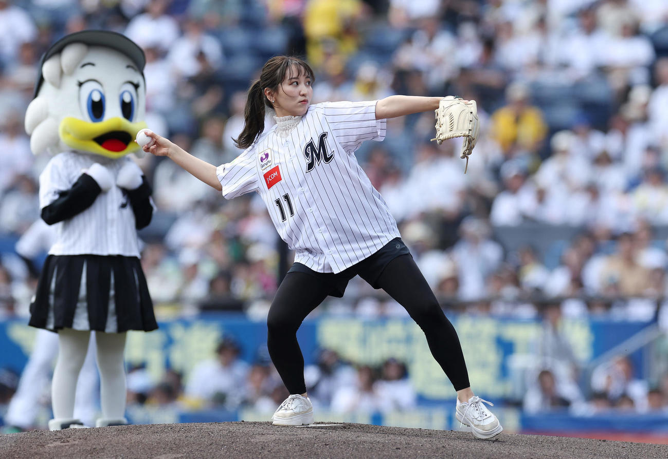 ロッテ対阪神　ファーストピッチセレモニーを務める袴田彩会（撮影・前田充）