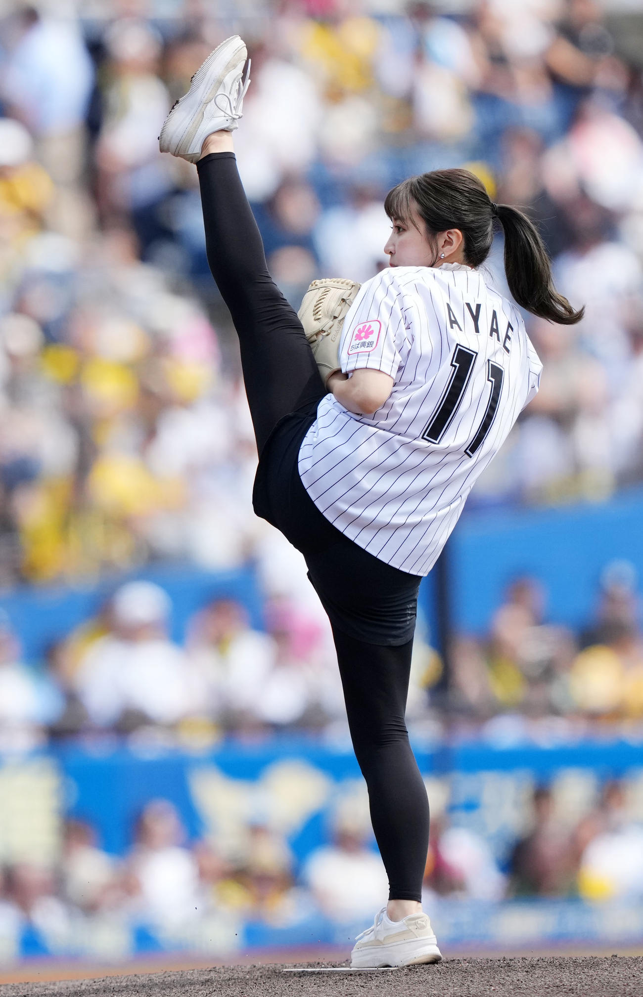 ロッテ対阪神　ファーストピッチセレモニーに登場した袴田彩会アナウンサー（撮影・横山健太）