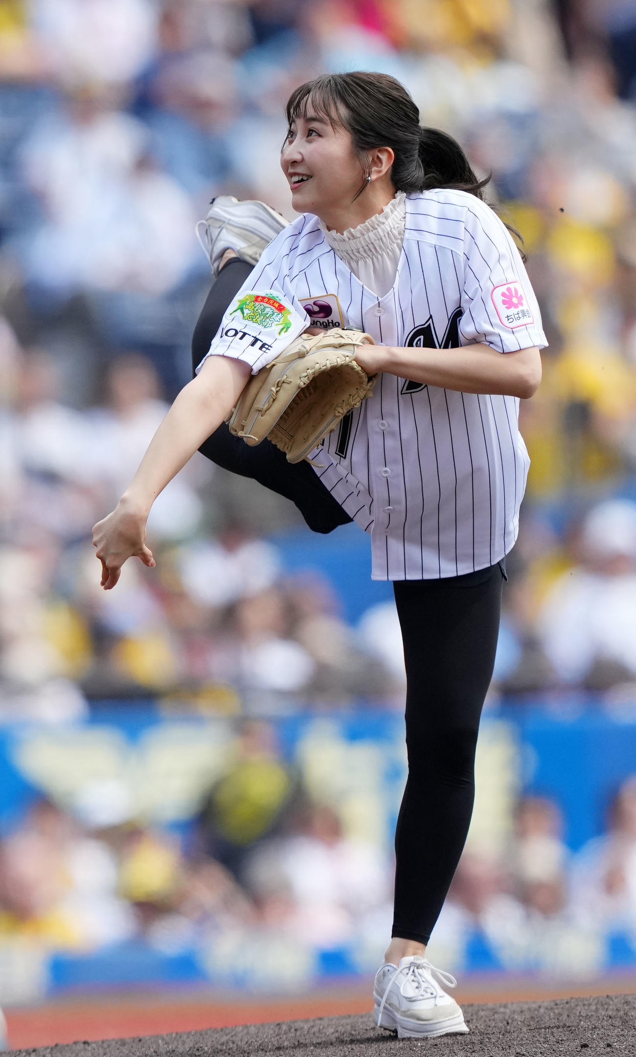 ロッテ対阪神　ファーストピッチセレモニーに登場した袴田彩会アナウンサー（撮影・横山健太）