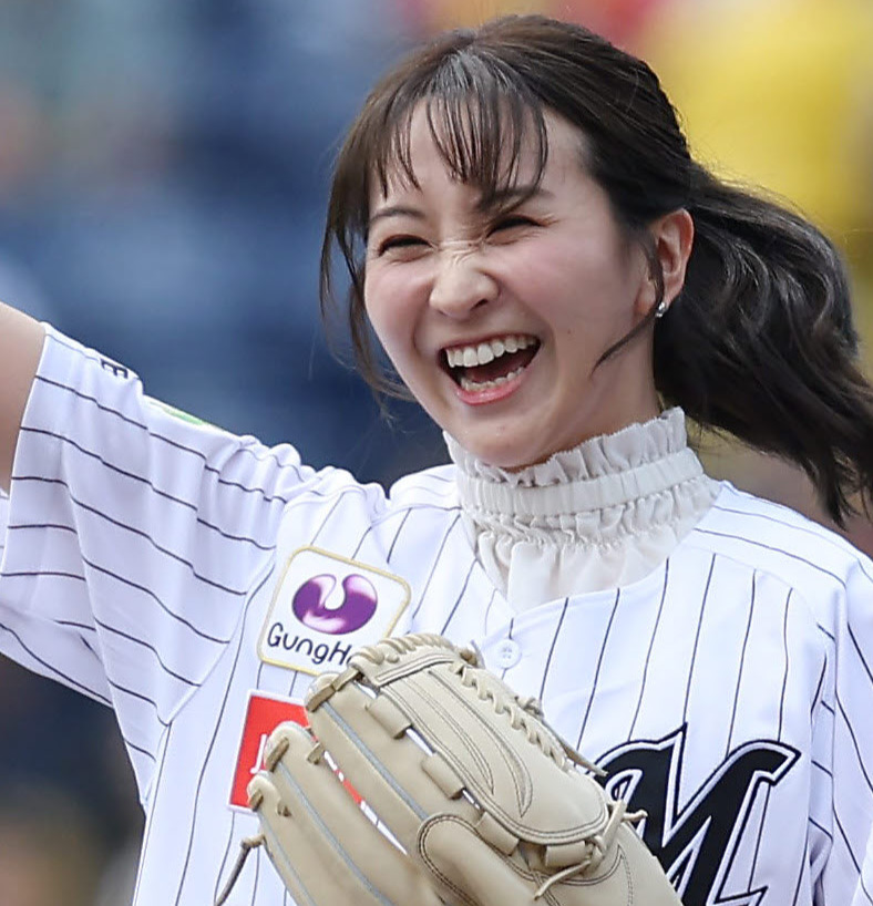 ロッテ対阪神　ファーストピッチセレモニーを務め笑顔を見せる袴田彩会（撮影・前田充）
