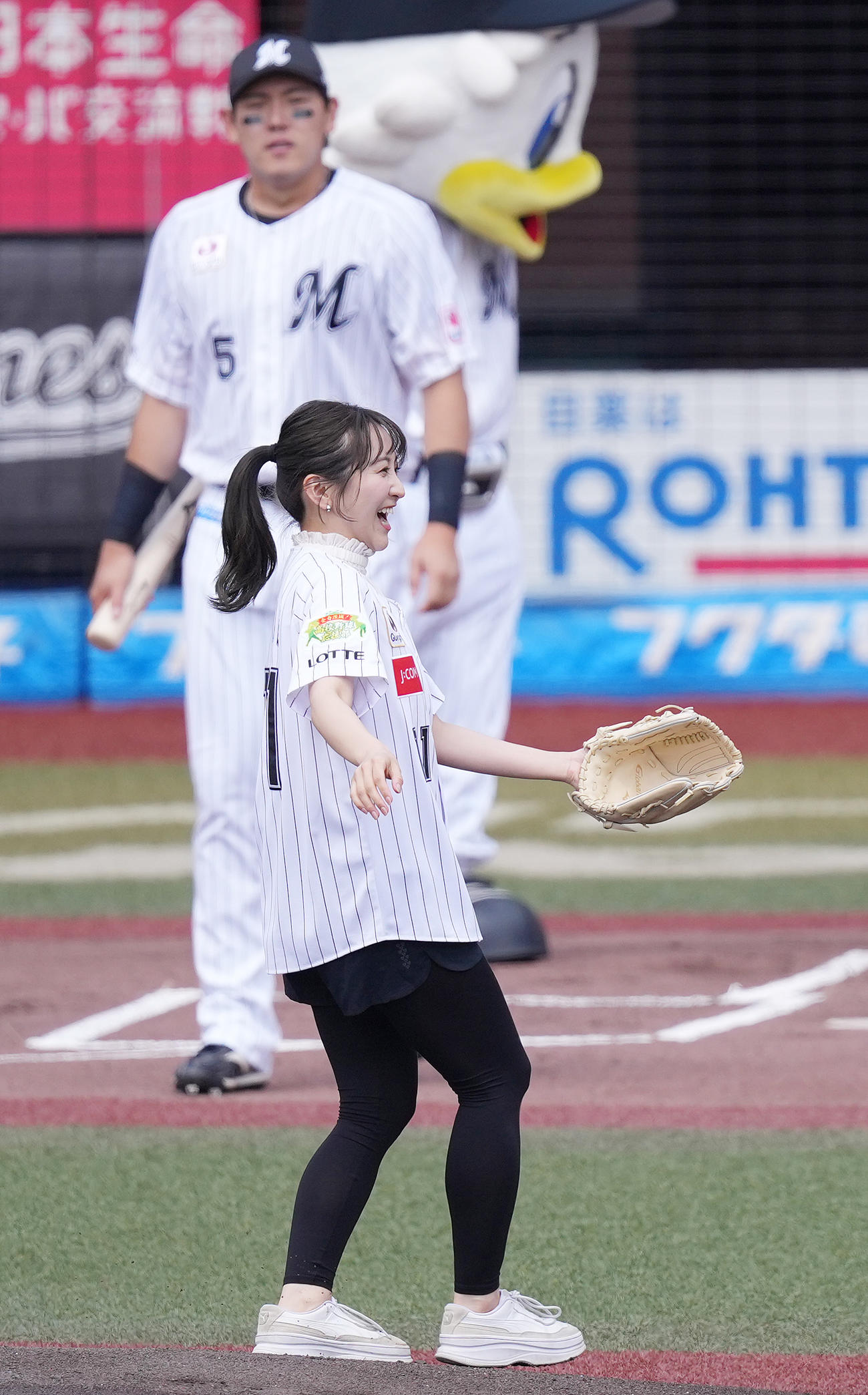 ロッテ対阪神　ファーストピッチセレモニーでの投球を終え笑顔の袴田彩会（撮影・鈴木みどり）