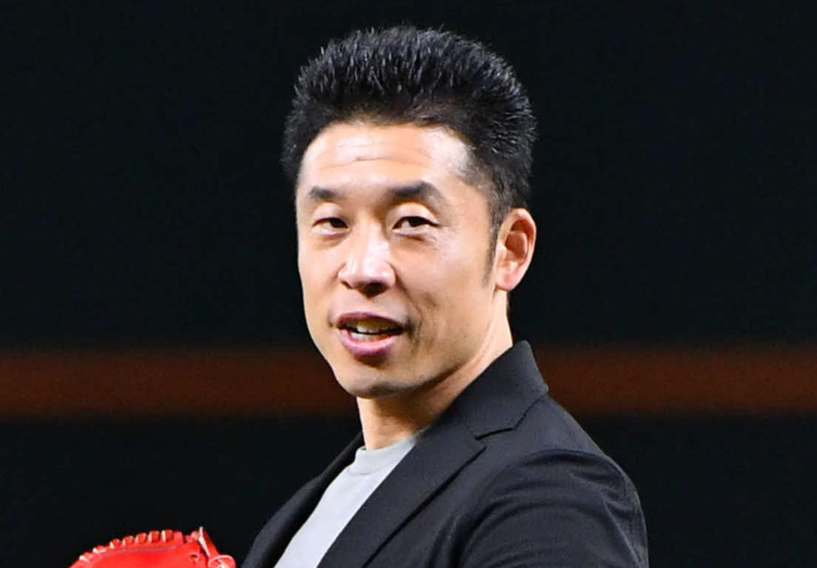 ソフトバンク対広島　始球式を行うなかやまきんに君（撮影・岩下翔太）
