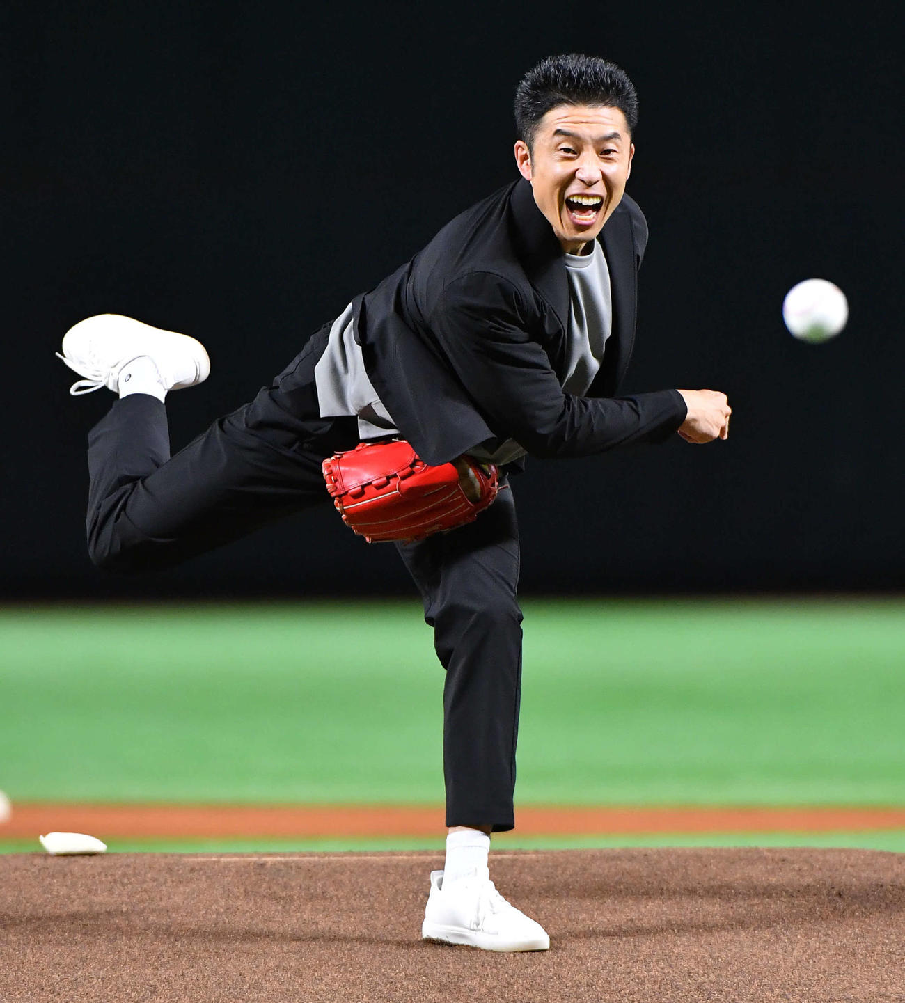 ソフトバンク対広島　始球式を行うなかやまきんに君（撮影・岩下翔太）