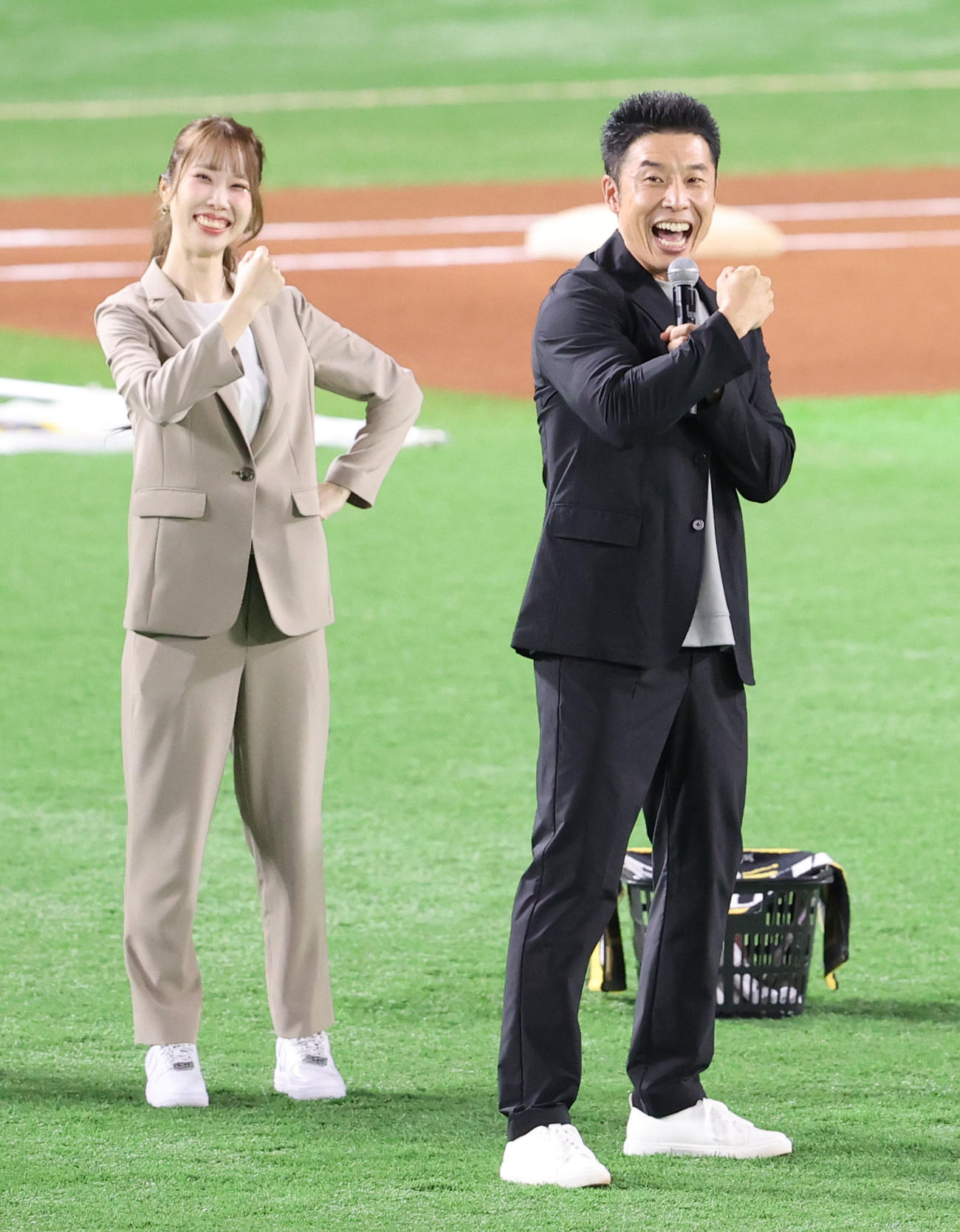 ソフトバンク対広島　試合前のセレモニーでファンを楽しませるなかやまきんに君（右）（撮影・梅根麻紀）