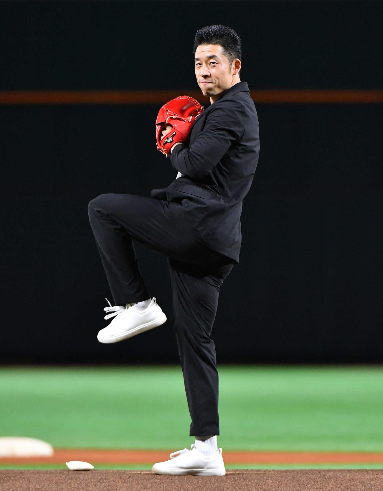 ソフトバンク対広島　始球式を行うなかやまきんに君（撮影・岩下翔太）
