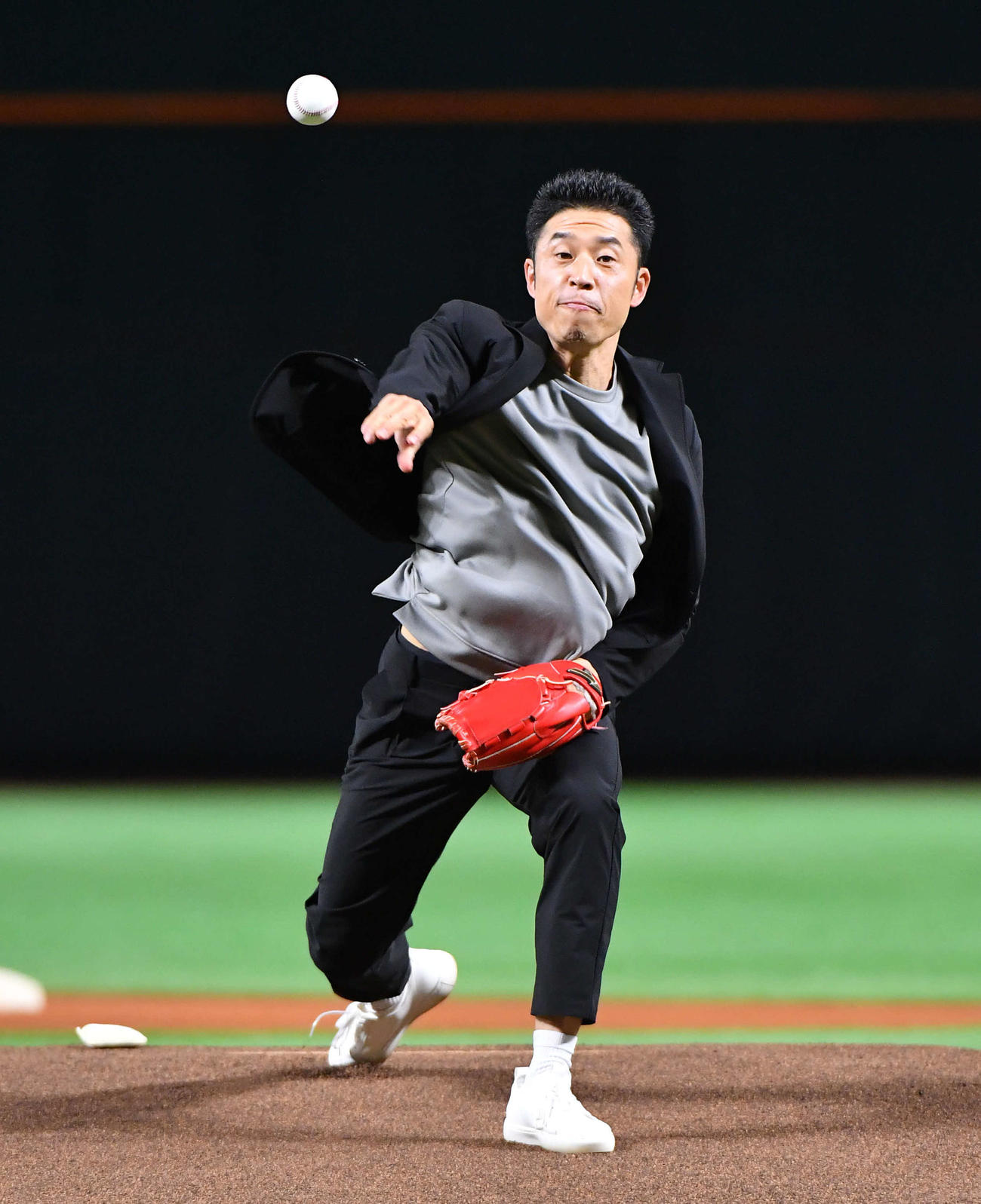 ソフトバンク対広島　始球式を行うなかやまきんに君（撮影・岩下翔太）