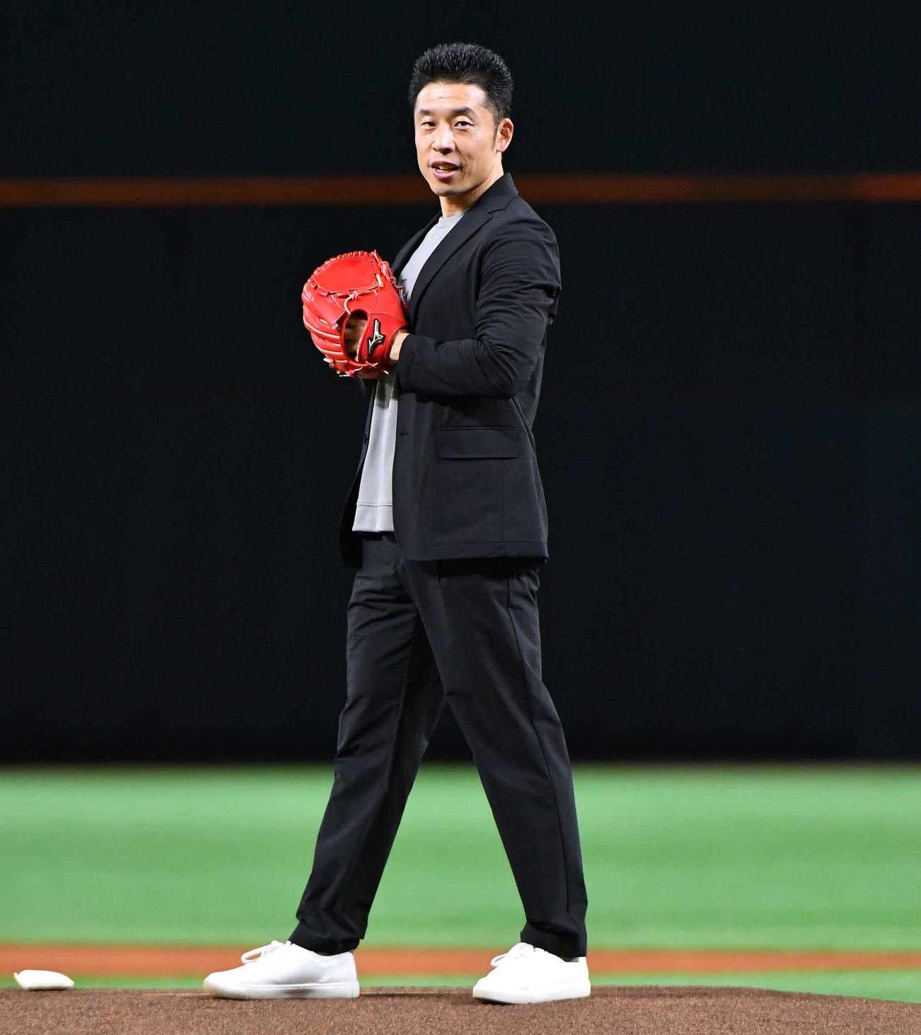 ソフトバンク対広島　始球式を行うなかやまきんに君（撮影・岩下翔太）