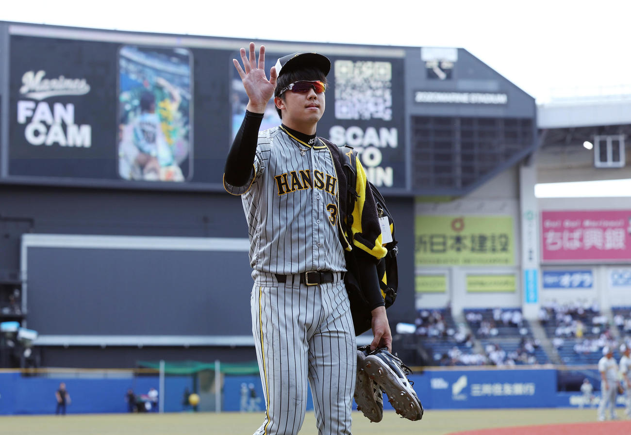 ロッテ対阪神　試合前練習を終えファンに手を振る阪神才木（撮影・前田充）