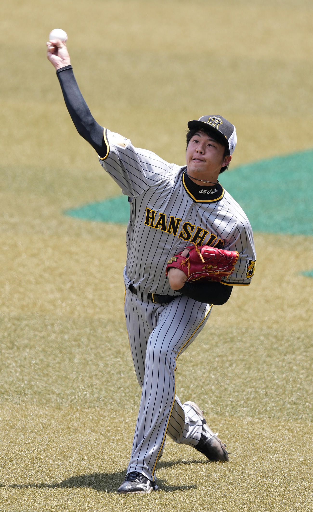 ロッテ対阪神　試合前練習でキャッチボールする阪神才木（撮影・鈴木みどり）