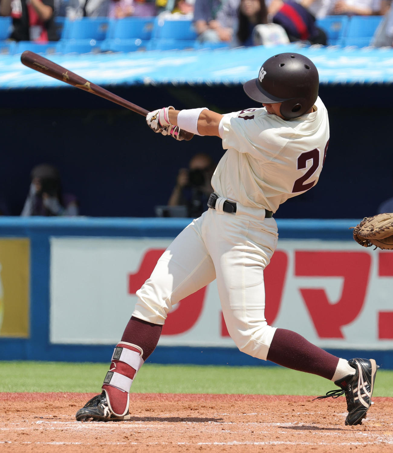 慶大対早大　2回裏早大2死一、二塁、先制中前適時打を放つ石郷岡（撮影・野上伸悟）