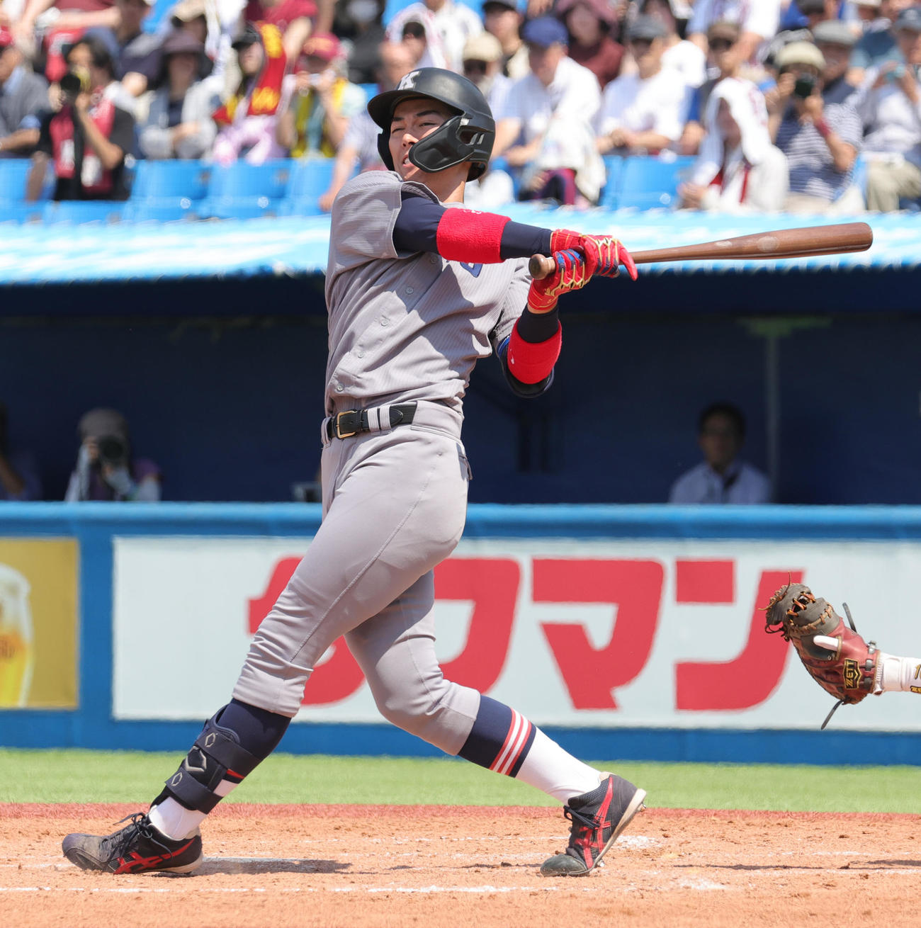 慶大対早大　4回表慶大1死、空振り三振に倒れる清原（撮影・野上伸悟）