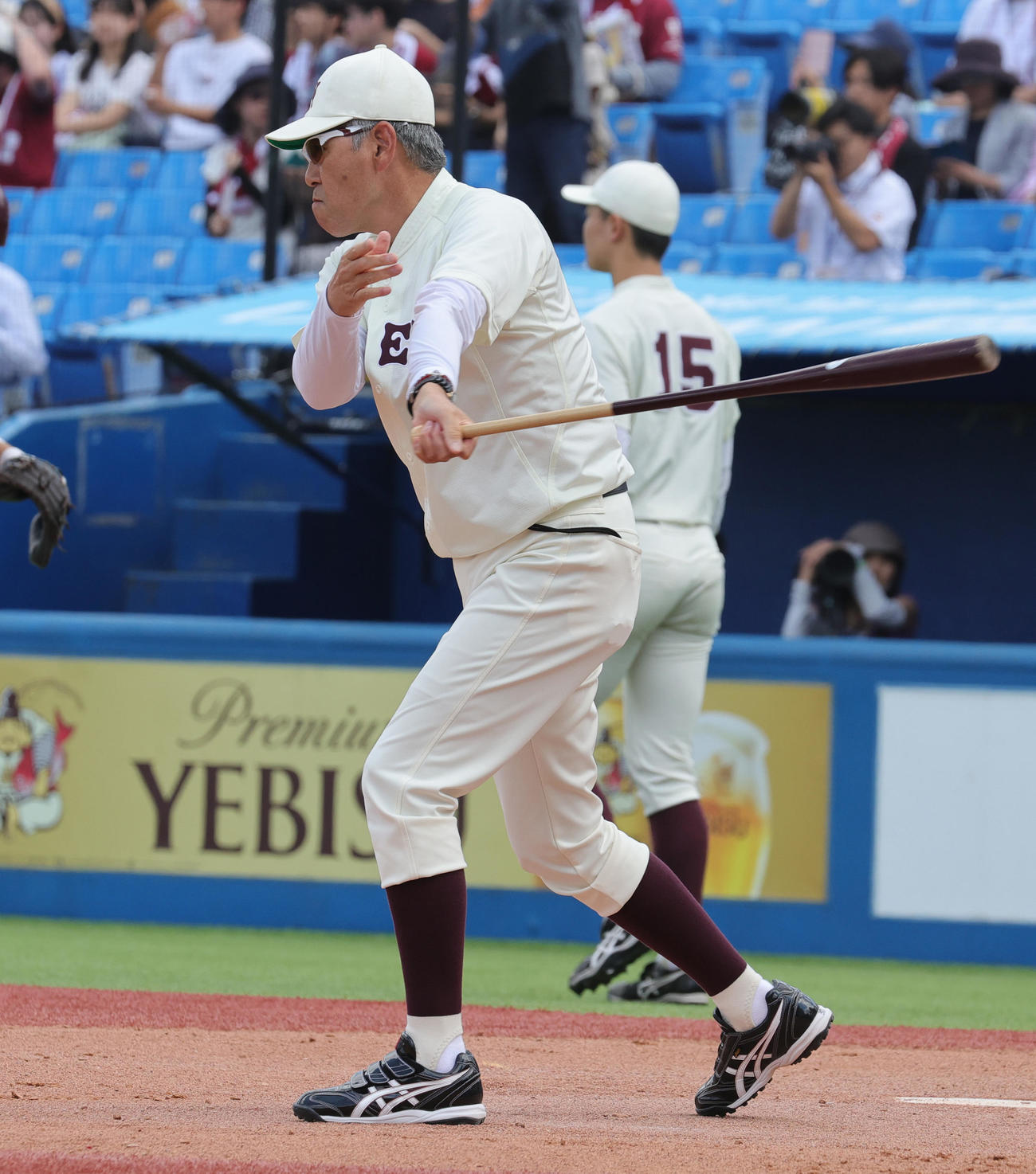 慶大対早大　ノックをする早大・小宮山監督（撮影・野上伸悟）
