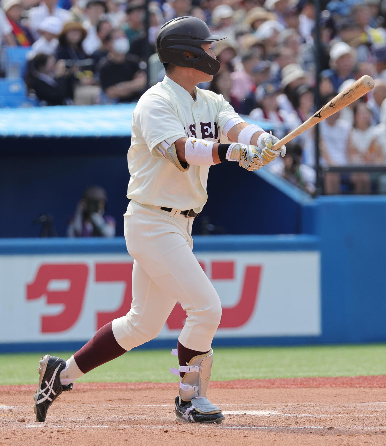 慶大対早大　6回裏早大2死二、三塁、中越え3点本塁打を放つ吉納（撮影・野上伸悟）