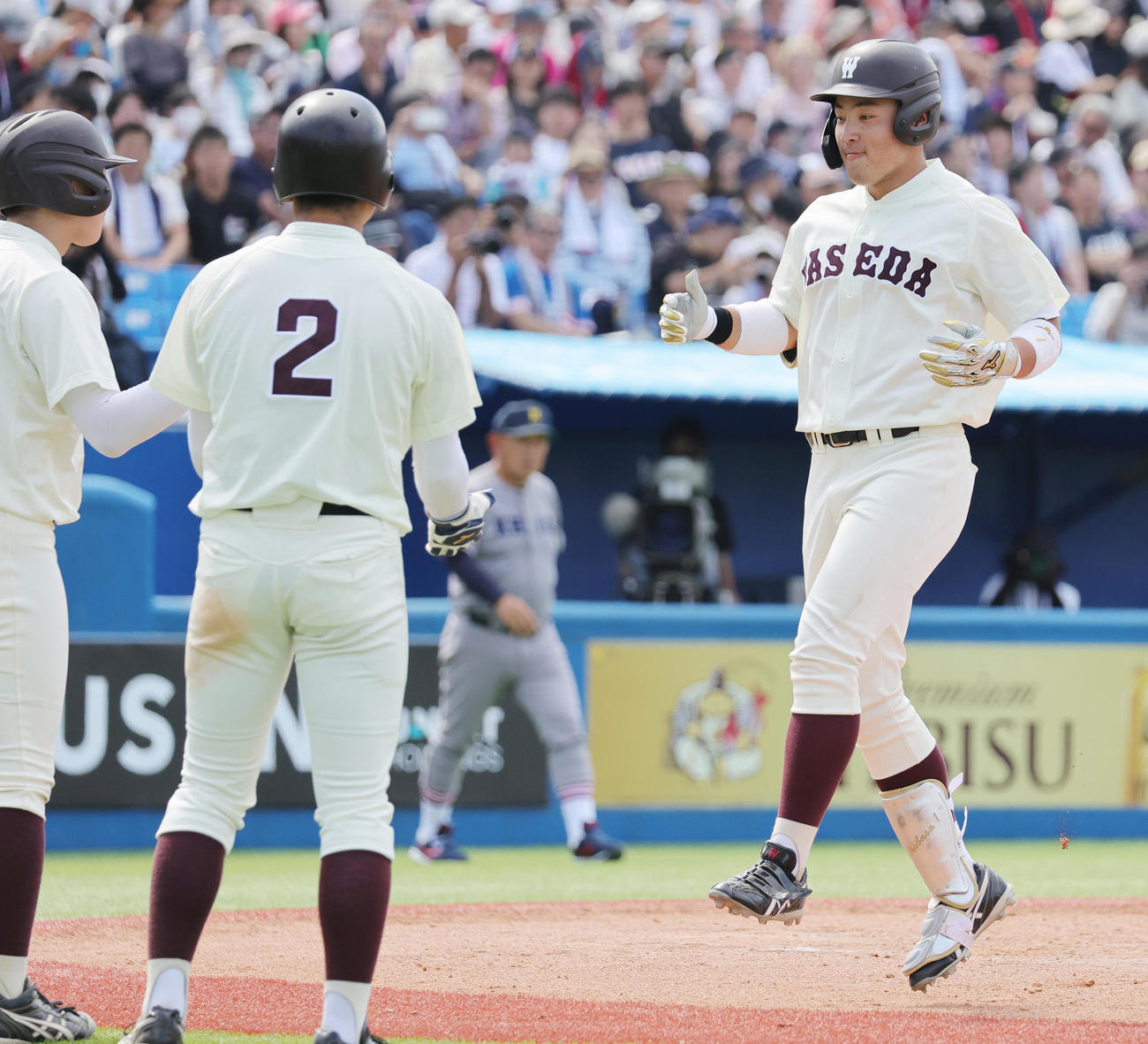 慶大対早大　6回裏早大2死二、三塁、中越え3点本塁打を放ち喜ぶ吉納（撮影・野上伸悟）
