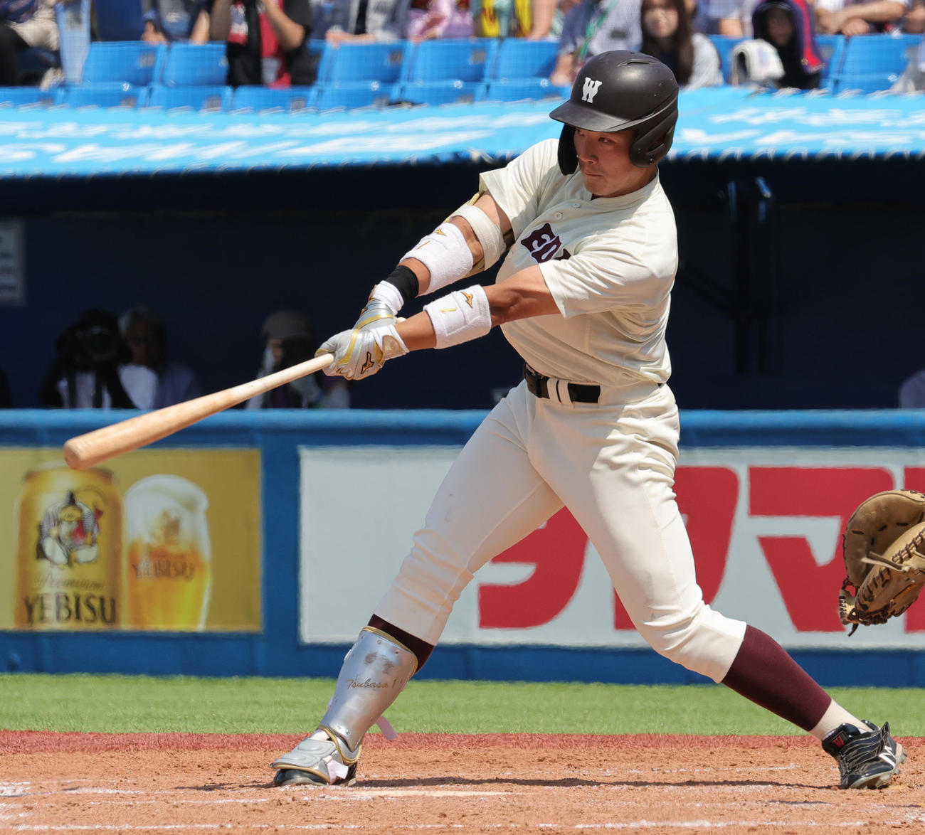 慶大対早大　3回裏早大2死、左越え本塁打を放つ吉納（撮影・野上伸悟）