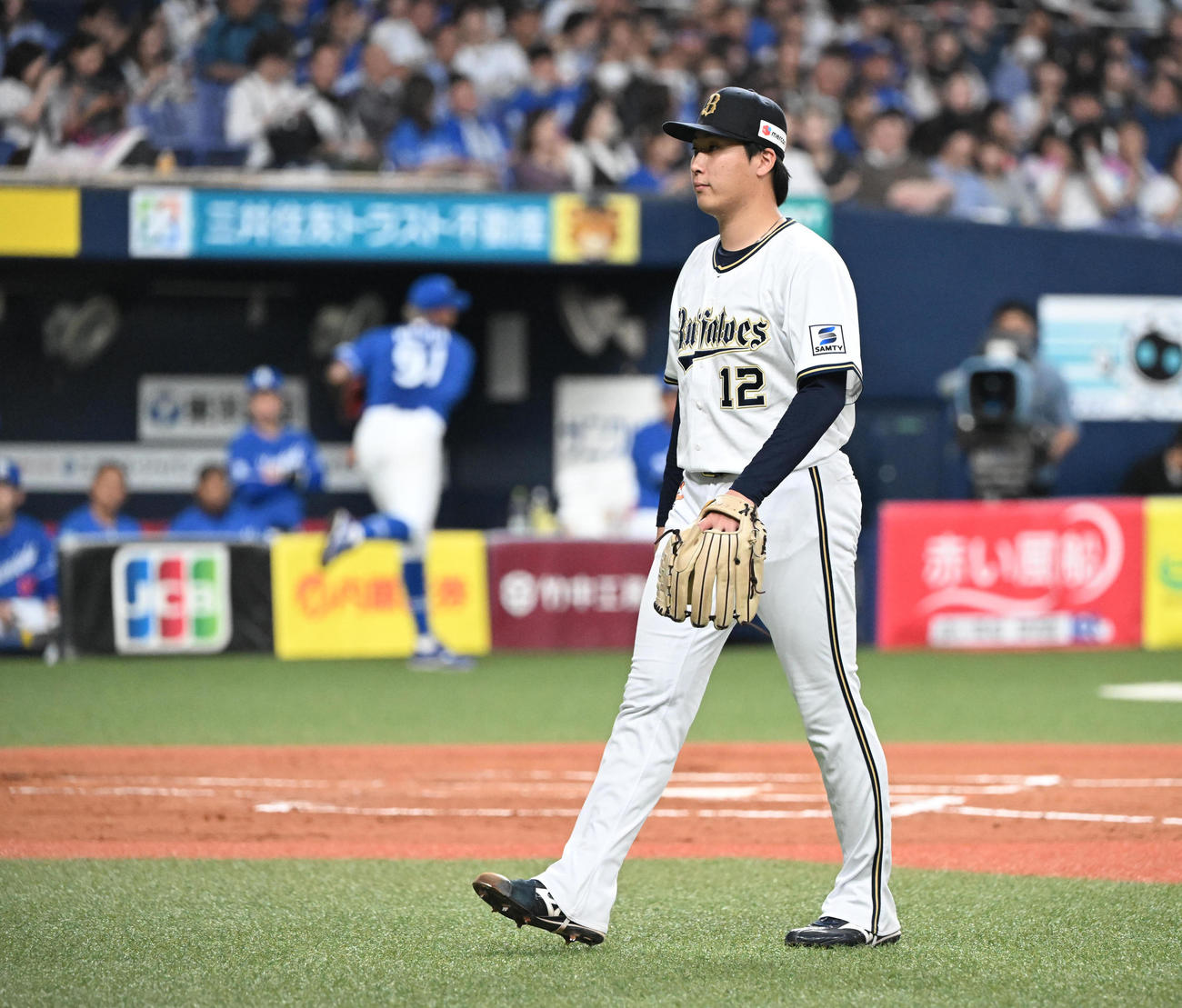 オリックス対中日　4回表中日1死一塁、細川への頭部死球で危険球退場となる東（撮影・和賀正仁）