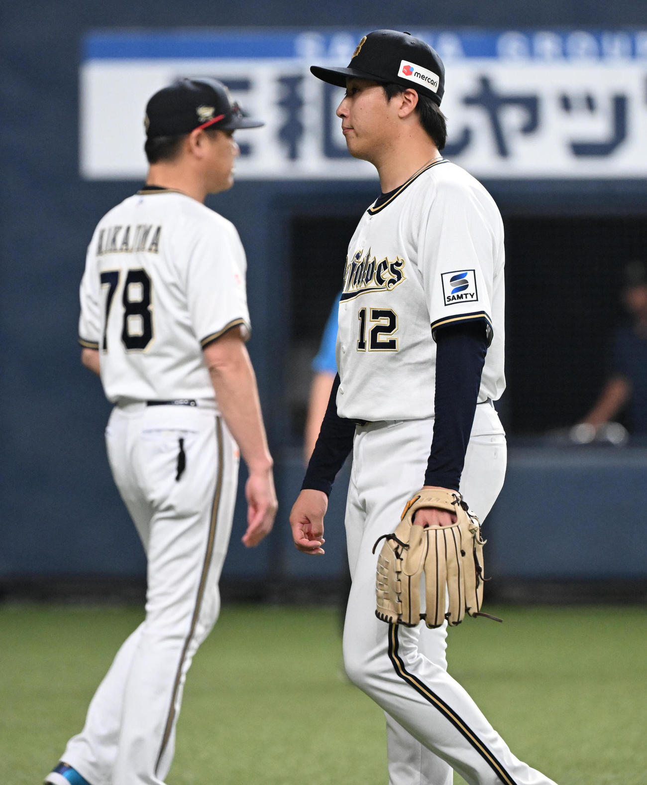 オリックス対中日　4回表中日1死一塁、細川への頭部死球で危険球退場となる東、左は中嶋監督（撮影・和賀正仁）