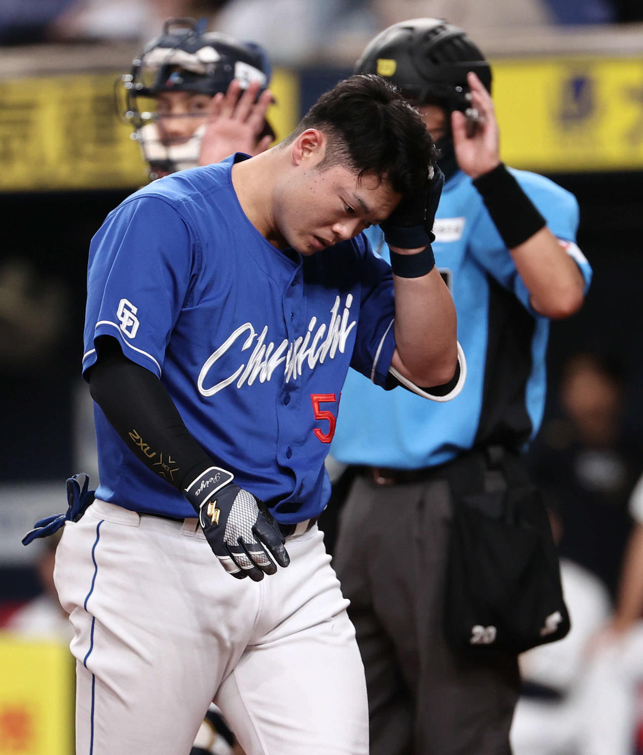 オリックス対中日　4回表中日1死一塁、細川は頭部付近に死球を受け頭を押さえてベンチ方向に戻る（撮影・西尾就之）