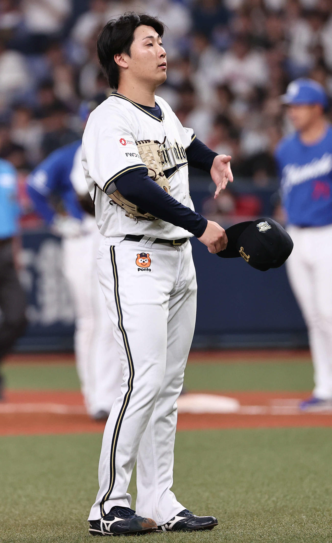 オリックス対中日　4回表中日1死一塁、細川の頭部付近に死球を与え、帽子を取る東（撮影・西尾就之）