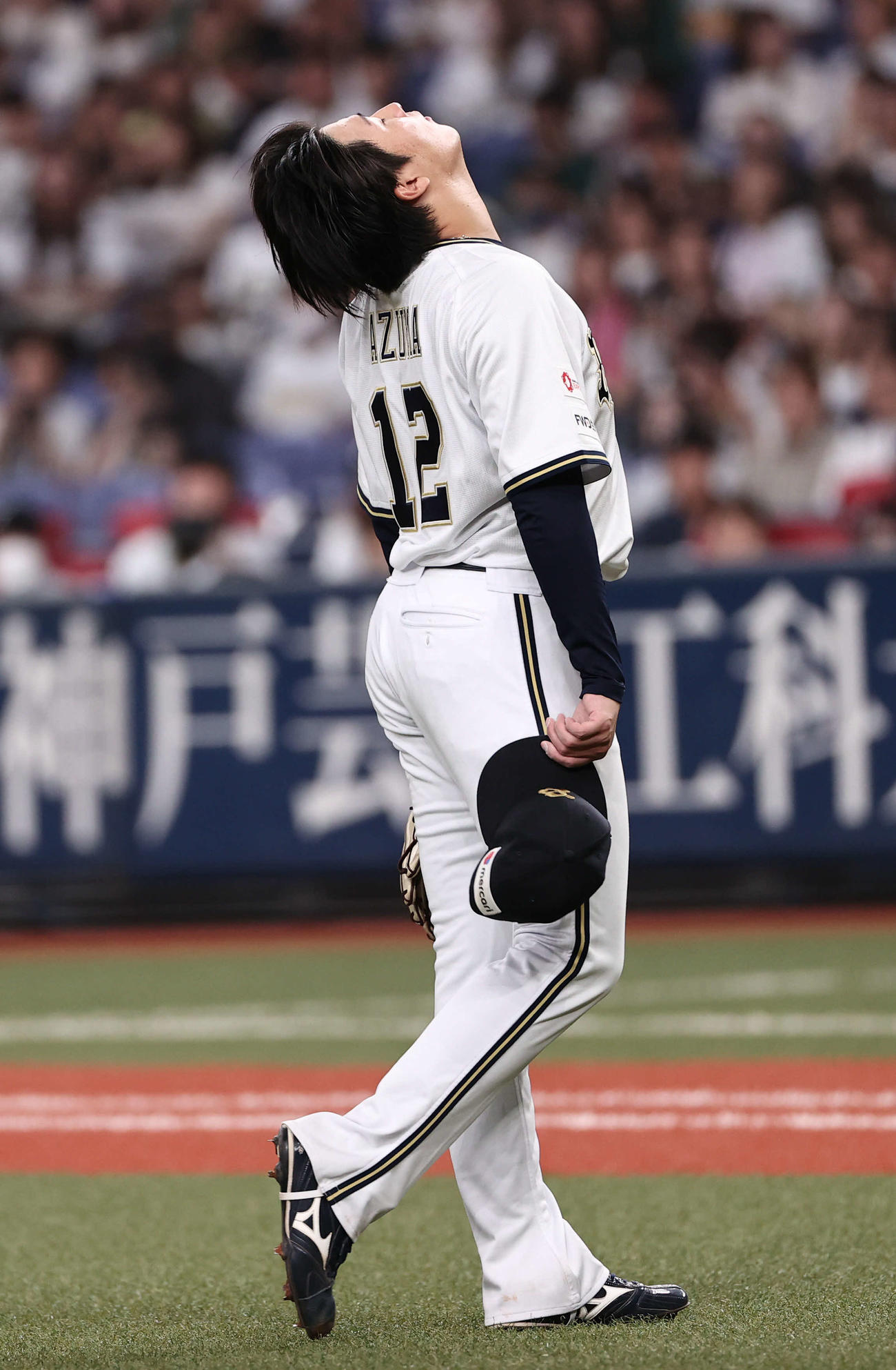 オリックス対中日　4回表中日1死一塁、東は細川の頭部付近に死球を与え危険球退場となり天を仰ぐ（撮影・西尾就之）