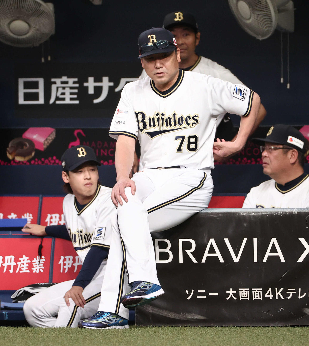 オリックス対中日　4回表中日1死一塁、東晃平が危険球退場となりリプレー検証を求めたオリックス中嶋監督はベンチ前のフェンスに座って結果を待つ（撮影・西尾就之）