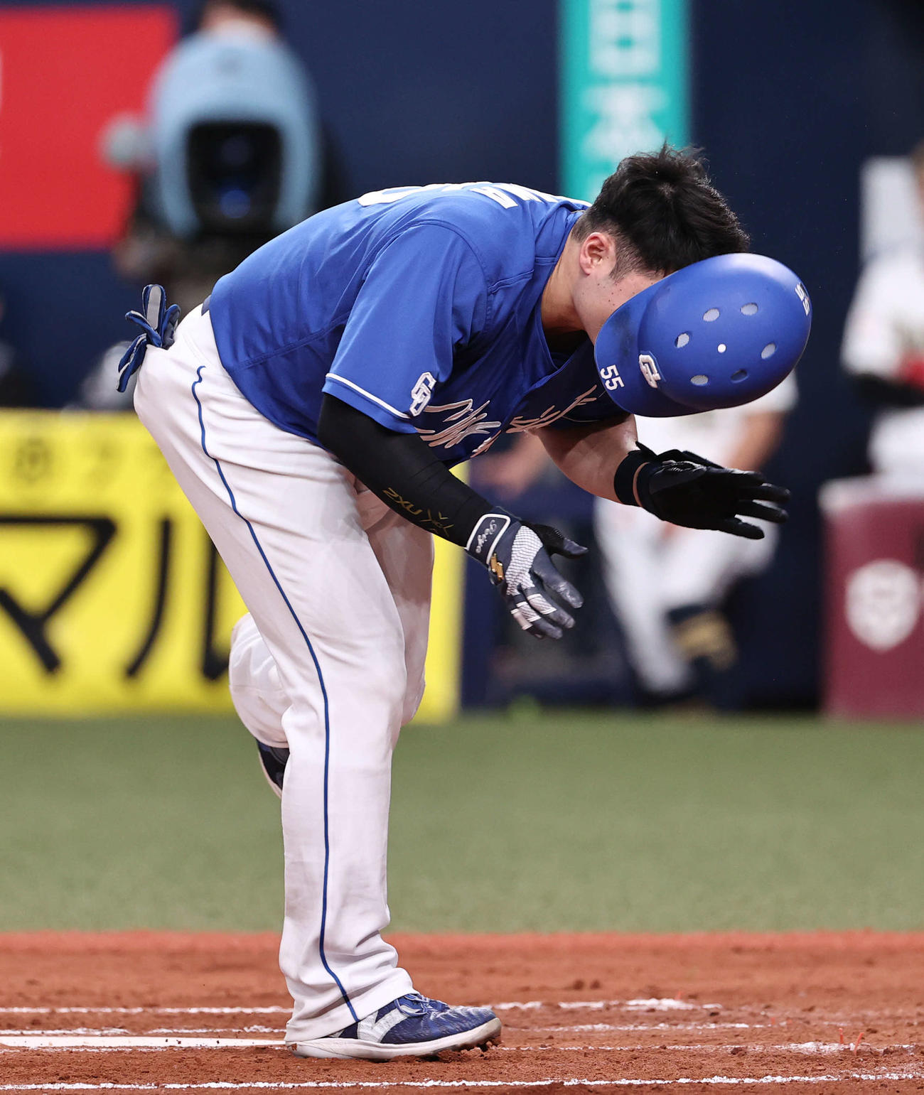 オリックス対中日　4回表中日1死一塁、細川成也は頭部付近に死球を受ける（撮影・西尾就之）