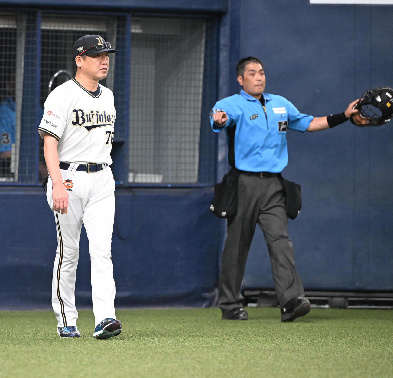 オリックス対中日　4回表中日1死一塁、細川への頭部死球についてリクエストする中嶋監督（撮影・和賀正仁）
