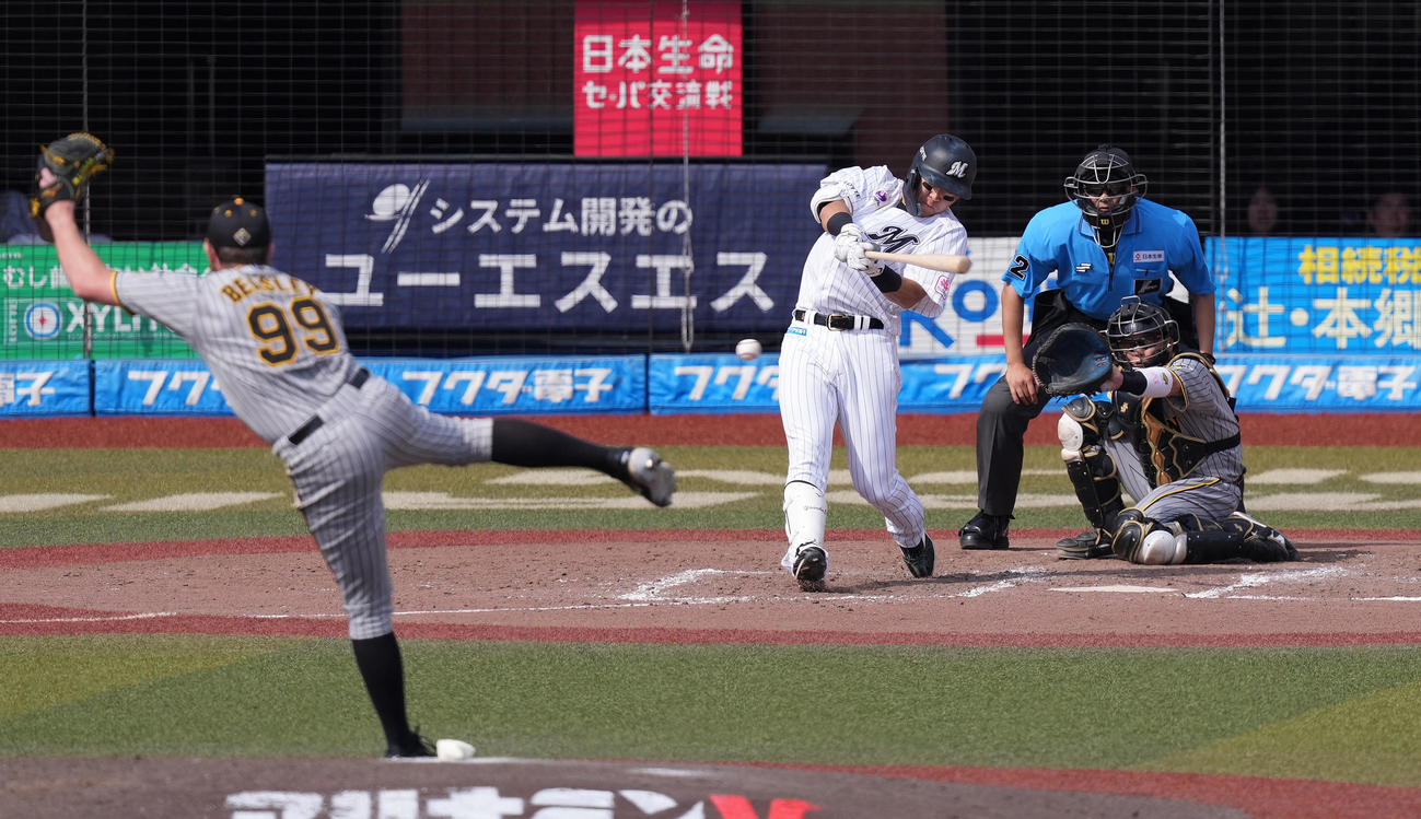 ロッテ対阪神　4回裏ロッテ2死一、二塁、先制の右適時二塁打を放つ安田。投手ビーズリー（撮影・鈴木みどり）