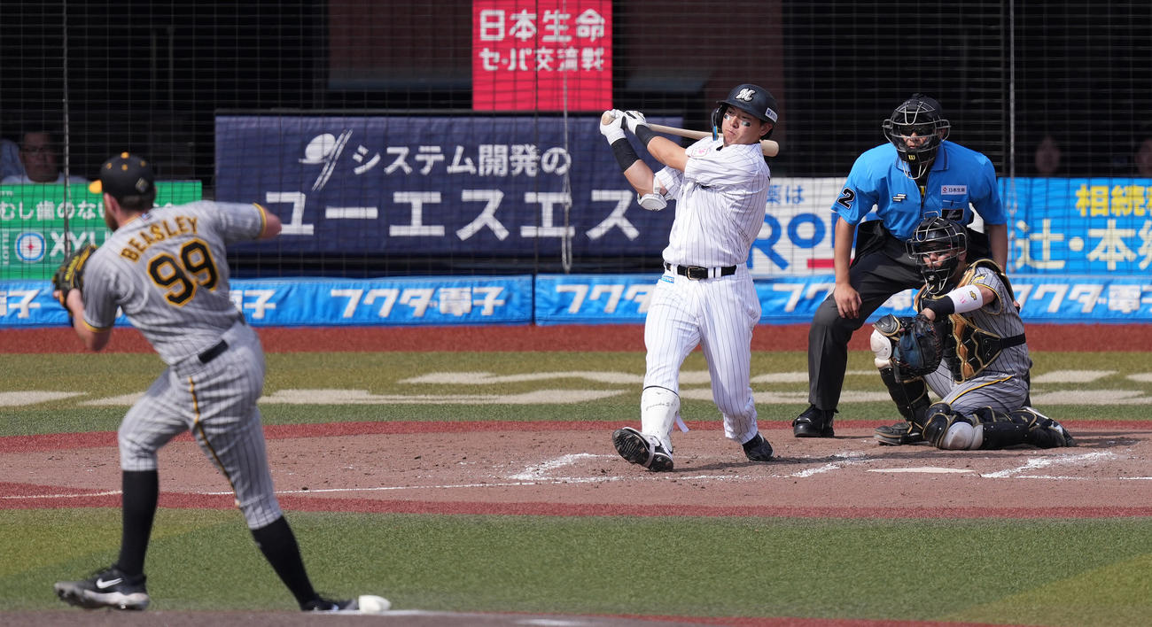 ロッテ対阪神　4回裏ロッテ2死一、二塁、先制の右適時二塁打を放つ安田。投手ビーズリー（撮影・鈴木みどり）
