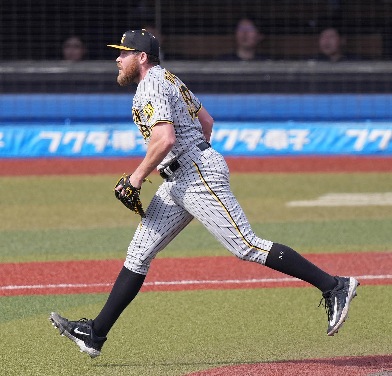 ロッテ対阪神　4回裏ロッテ2死一、二塁、安田に先制の右適時二塁打を浴びるビーズリー（撮影・鈴木みどり）