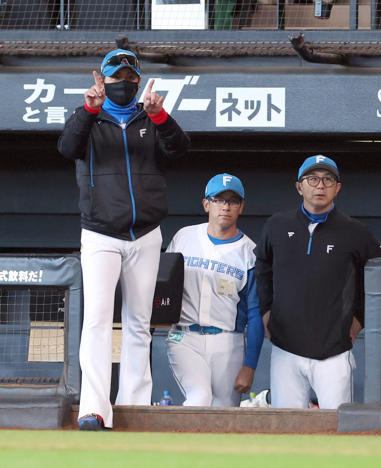 日本ハム対DeNA 4回表DeNA2死一塁、梶原の盗塁の判定にリプレー検証を要求する新庄監督（撮影・佐藤翔太）