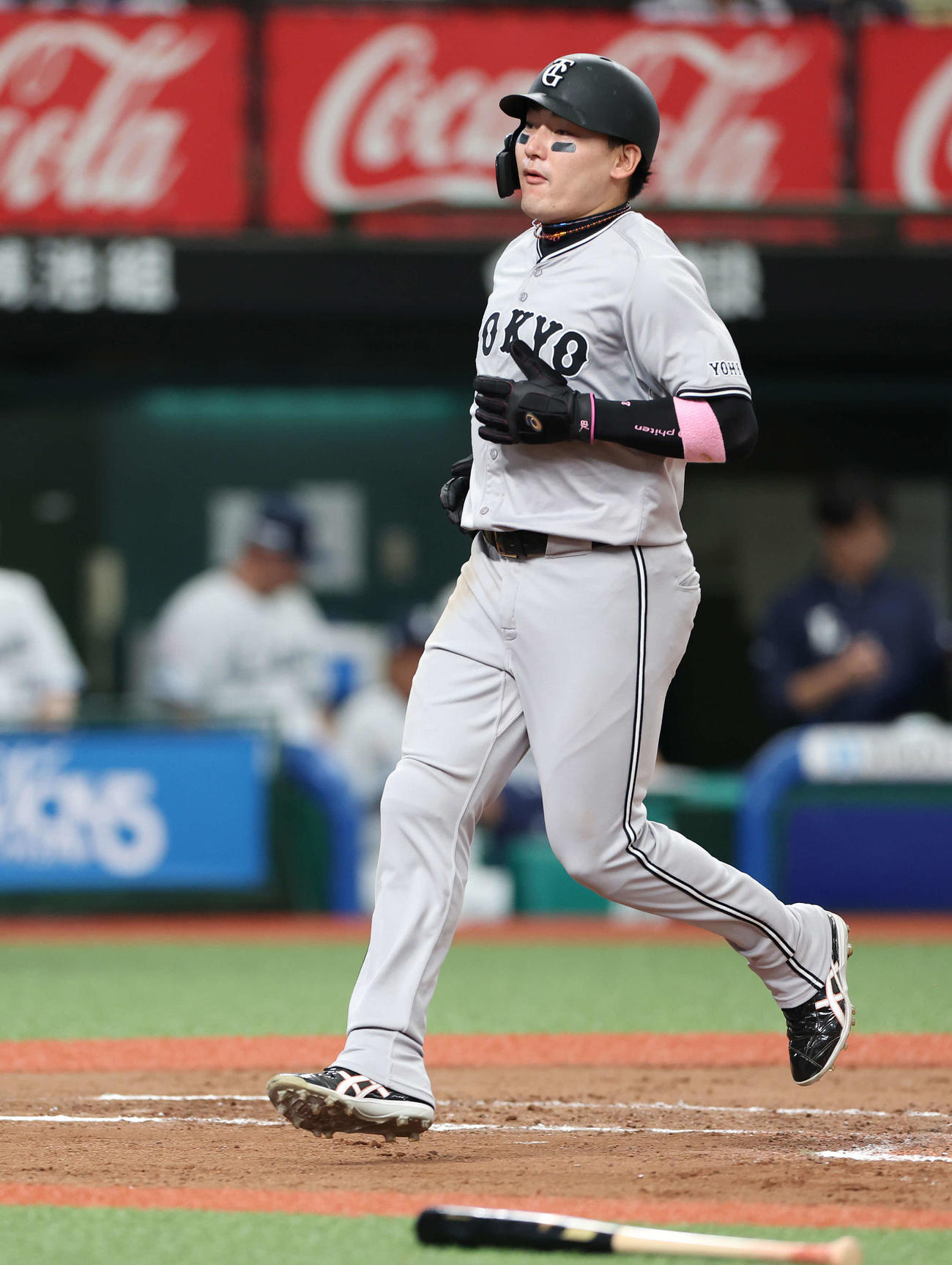 西武対巨人　6回表巨人1死一、三塁、岡本和の左犠飛で生還する丸（撮影・河田真司）