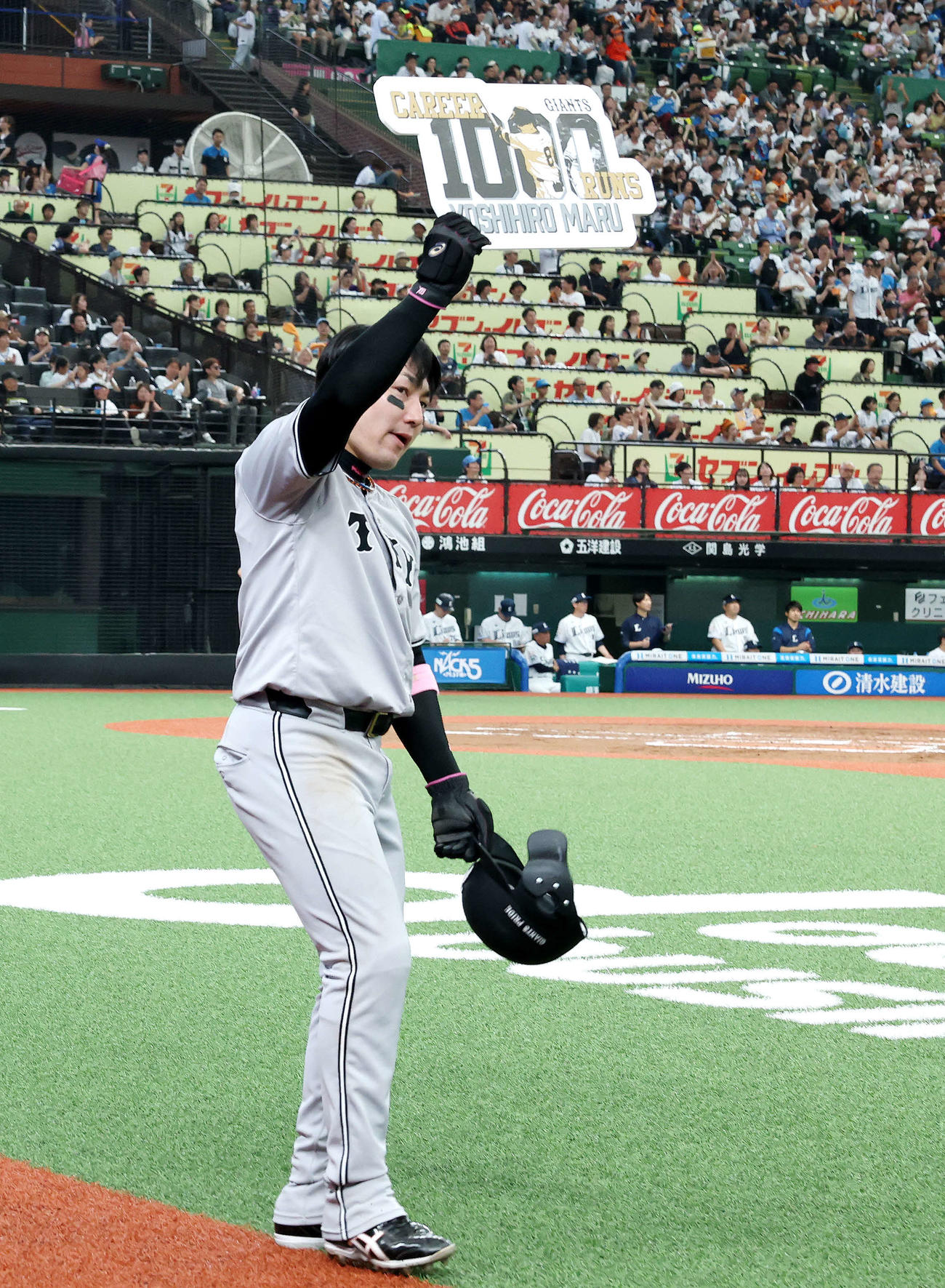 西武対巨人　6回表に通算1000得点を達成し、記念ボードを掲げる丸（撮影・河田真司）
