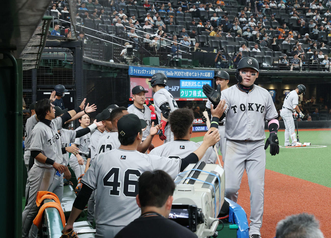 西武対巨人　6回表巨人1死一、三塁、岡本和の左犠飛で生還する丸（撮影・河田真司）