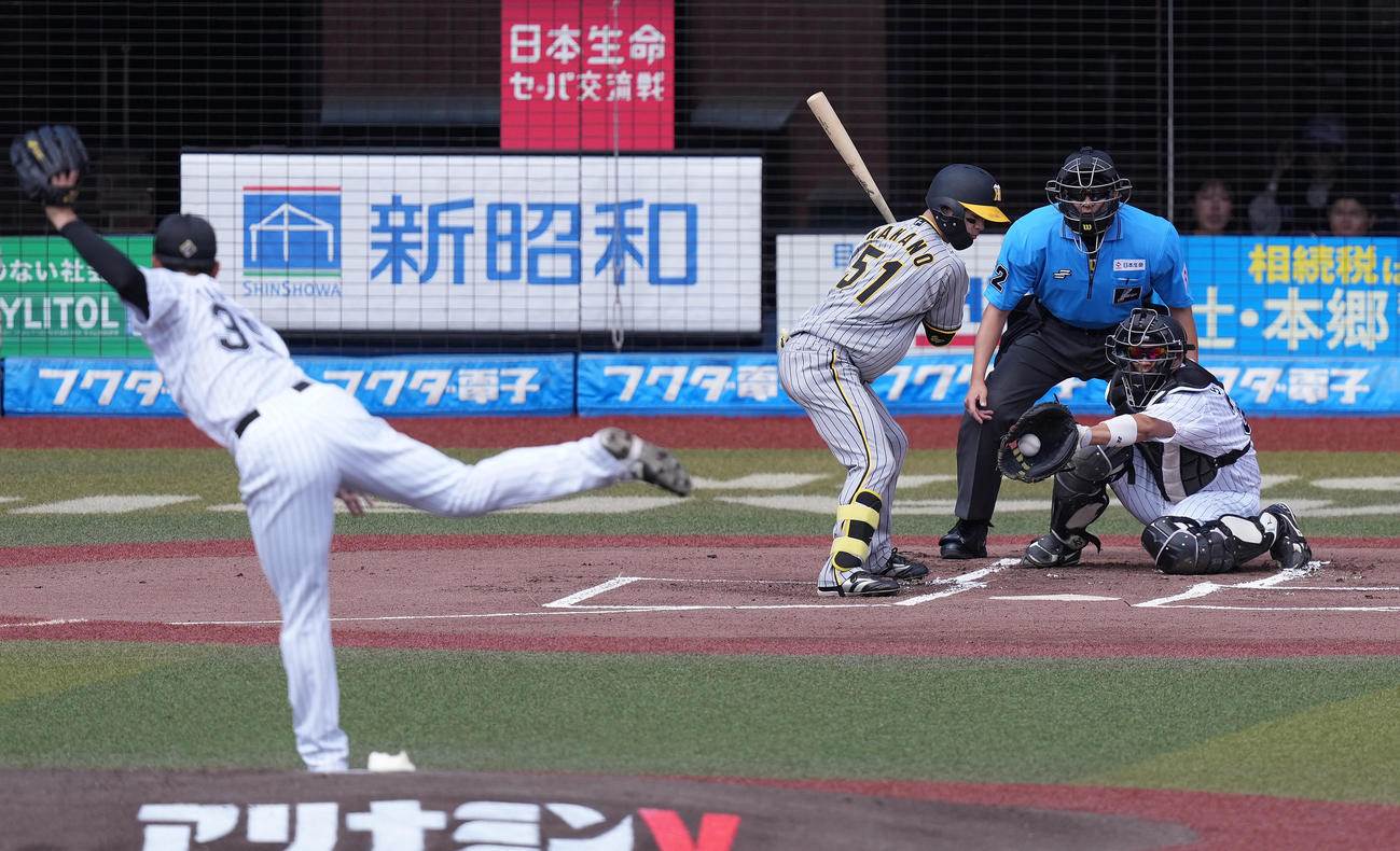 ロッテ対阪神　1回表阪神無死、見逃し三振に倒れる中野。投手田中晴（撮影・鈴木みどり）