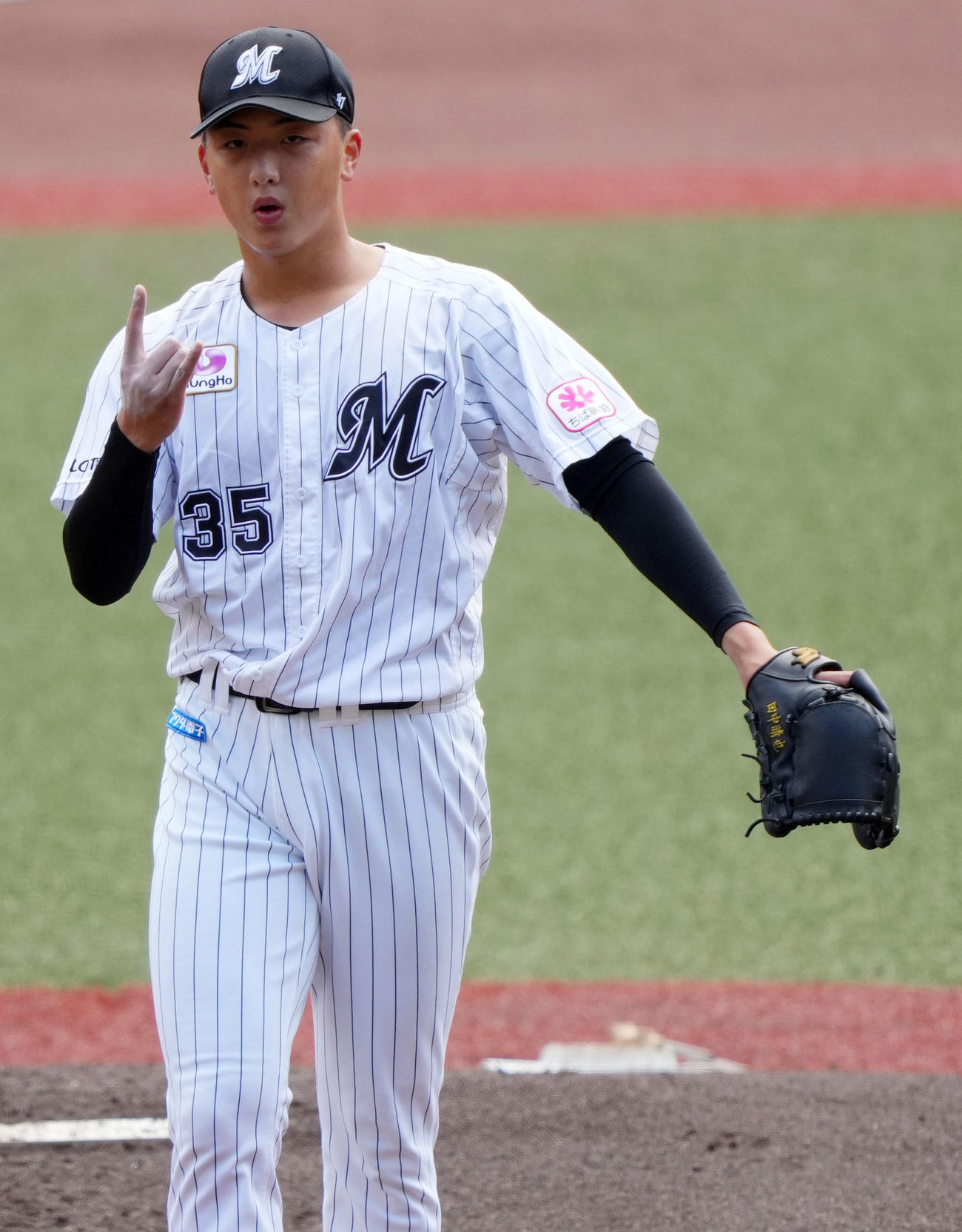 ロッテ対阪神　1回表を無失点に抑えるロッテ田中晴（撮影・横山健太）