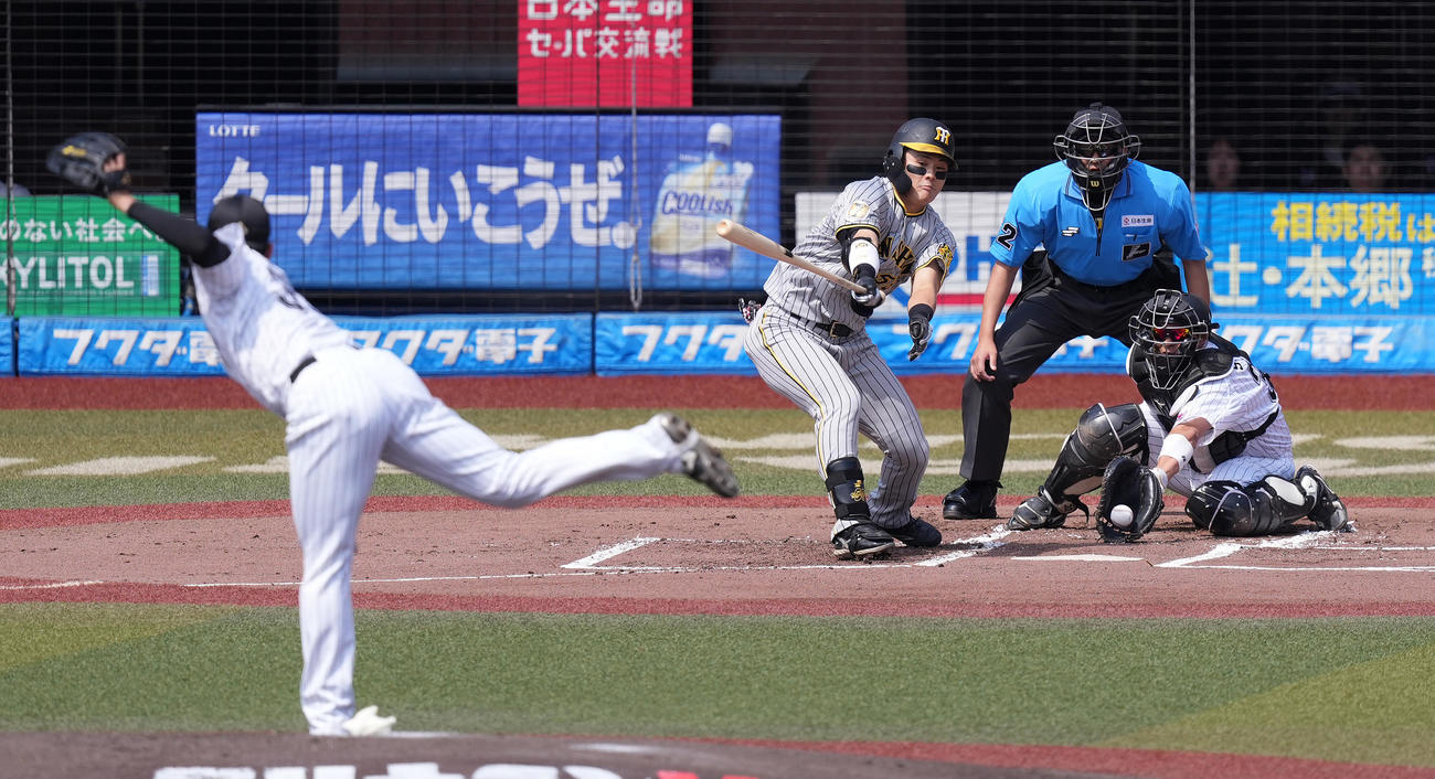 ロッテ対阪神　1回表阪神2死一、二塁、空振り三振に倒れる前川。投手田中晴（撮影・鈴木みどり）